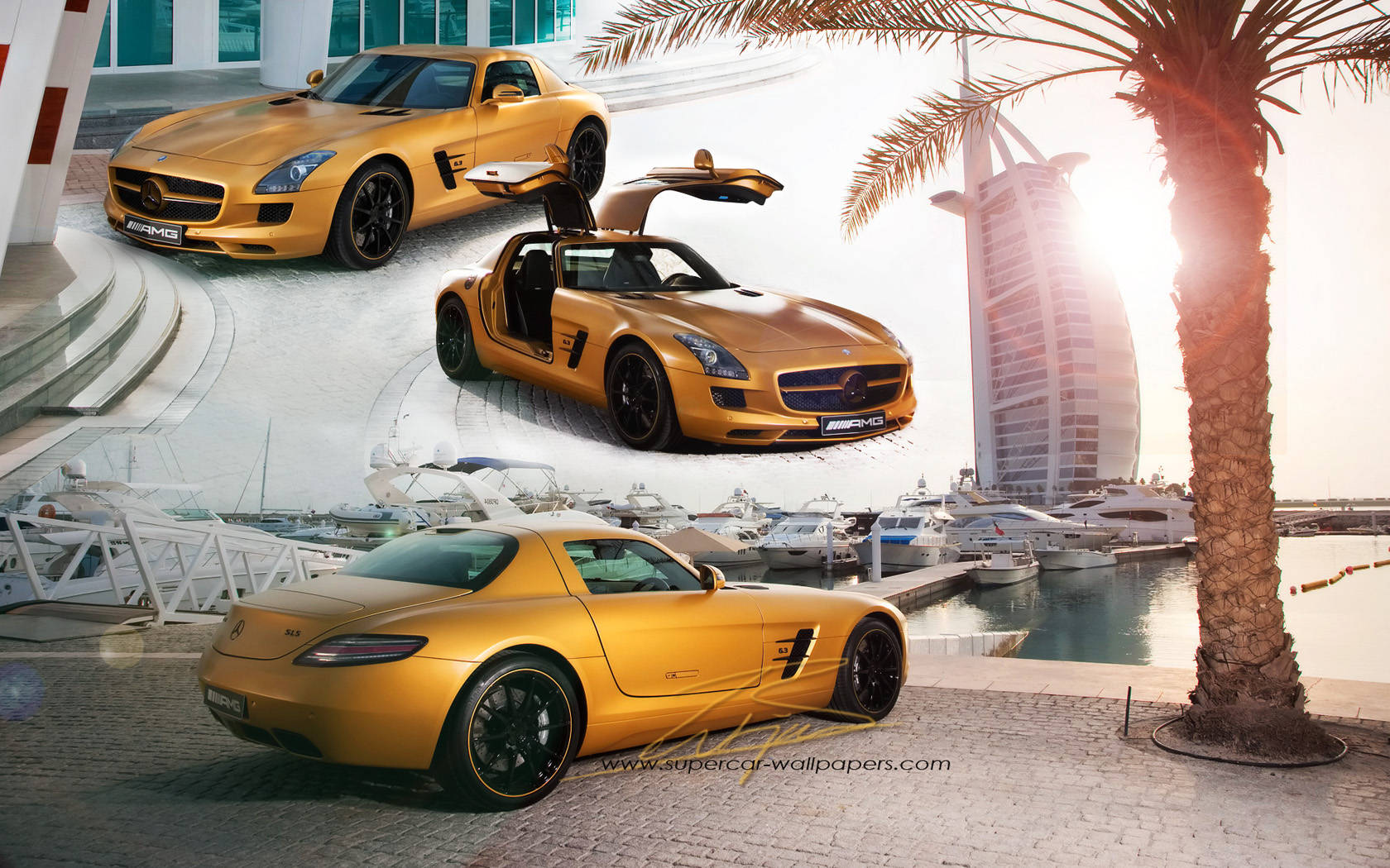 金色 Mercedes 跑車停泊在豪華遊艇碼頭，背景有棕櫚樹和帆船酒店。