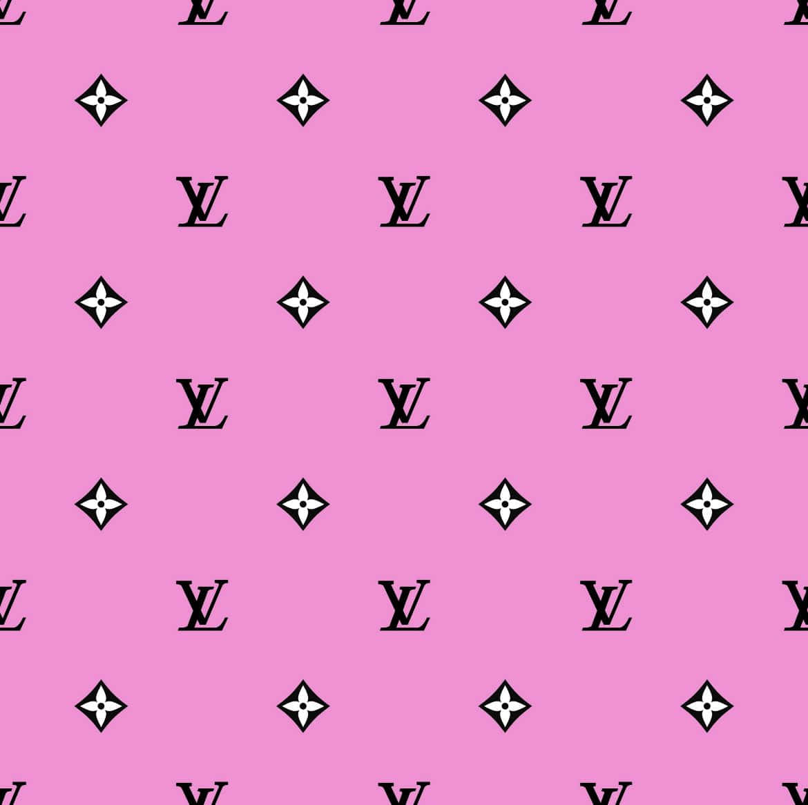 粉紅色背景，帶有重複的黑色Louis Vuitton標誌和字母組合圖案。