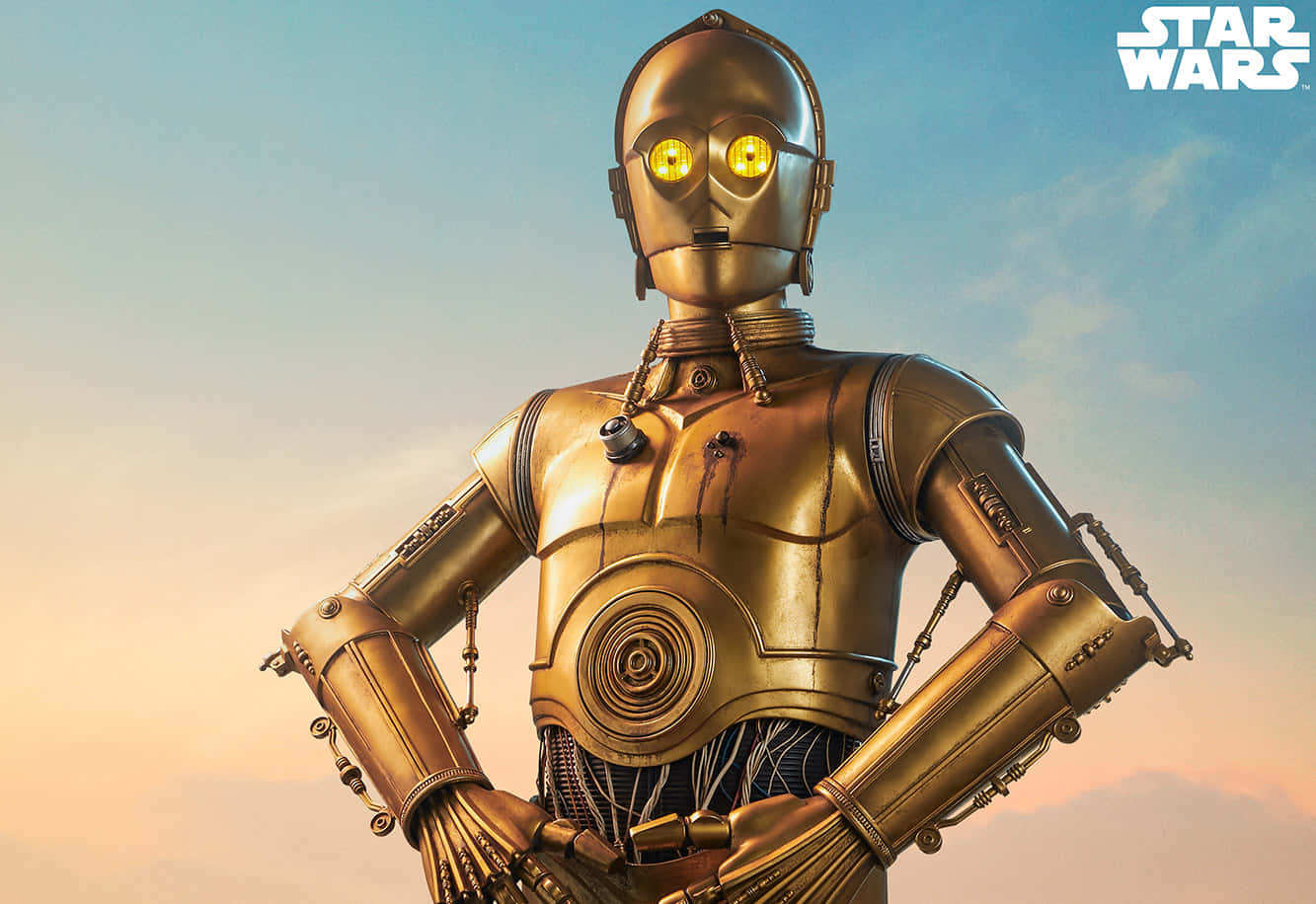 C-3po 桌布 壁紙 — 金色機械人 C-3PO 在柔和的日落天空下高高聳立，擁有發光的黃色眼睛和精細的金屬裝甲。