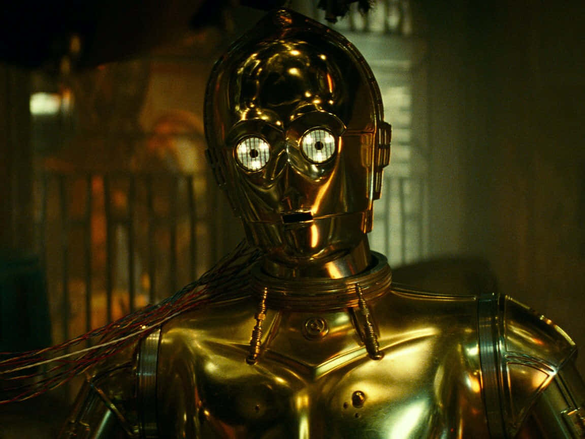 C-3po 桌布 壁紙 — 金色機械人特寫，在昏暗房間中帶有溫暖環境光線，眼睛發出白光。