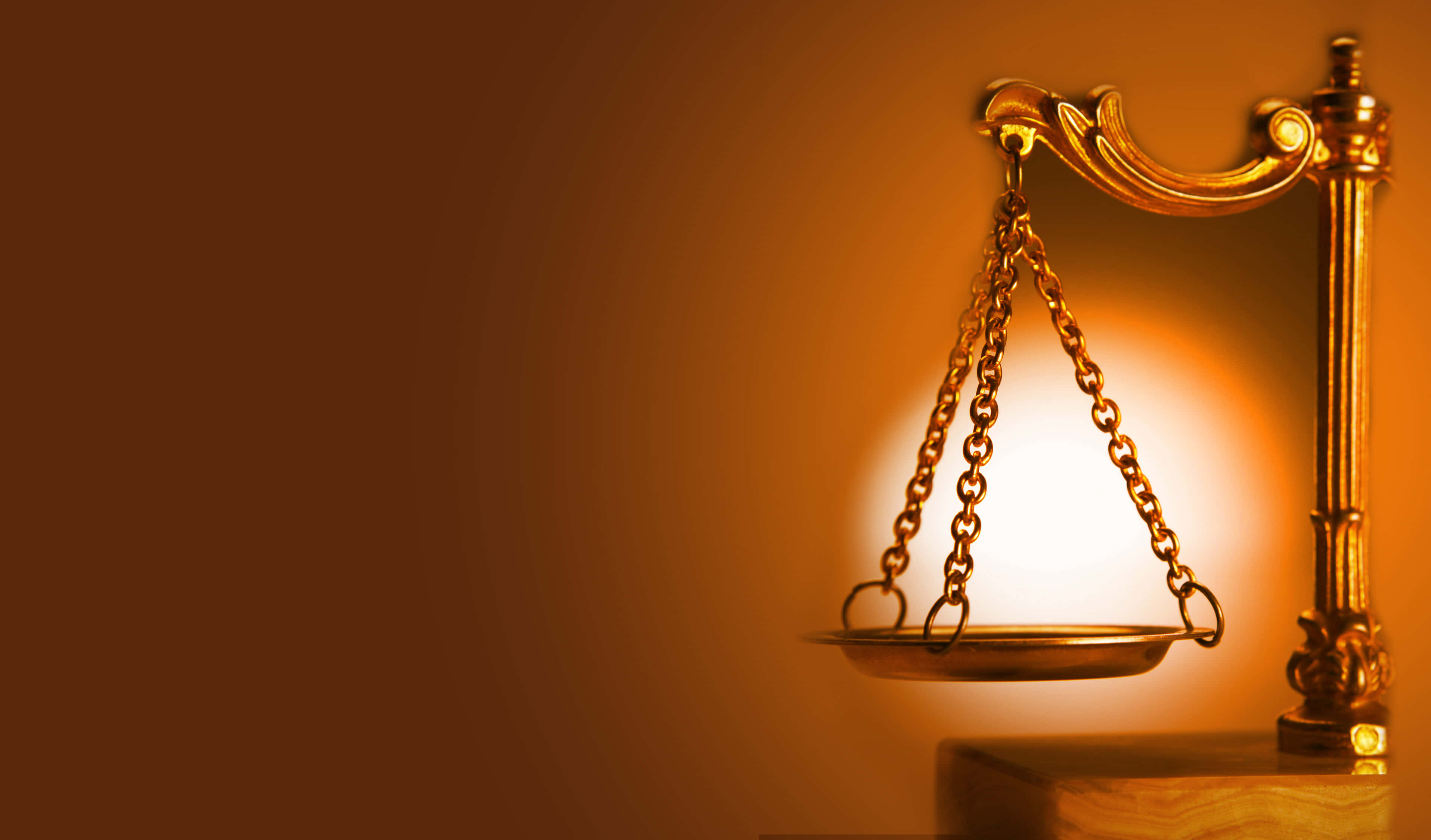 Law 桌布 壁紙 — 金色正義天秤在漸變棕色背景上，伴隨柔和背光溫暖地發光。