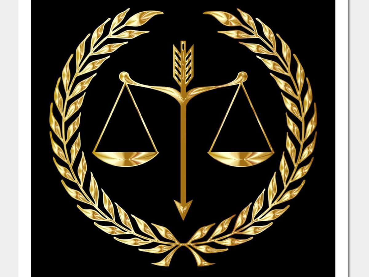 Justice 桌布 壁紙 — 金色正義天秤配以月桂花環，在黑色背景上於攝影棚燈光下閃耀。