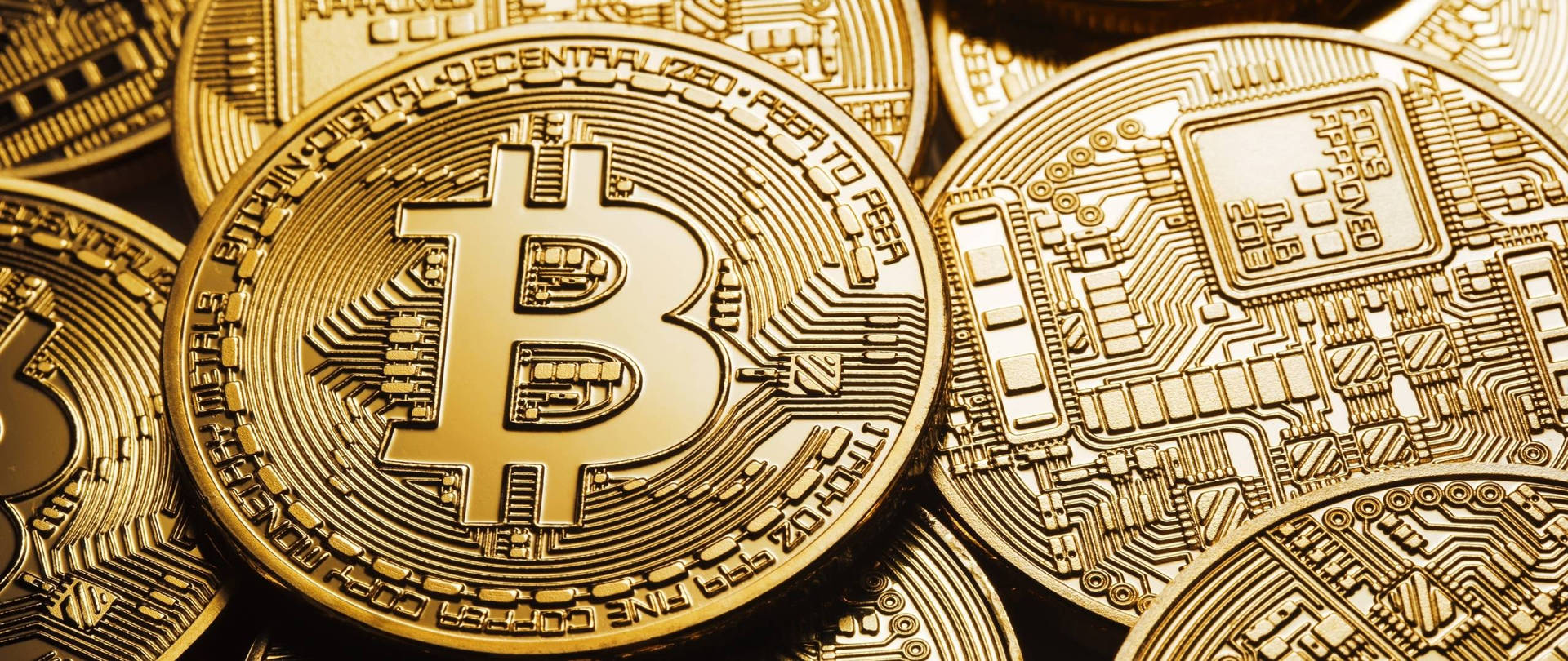 一堆帶有電路板設計的金色比特幣硬幣。 — 比特幣 壁紙