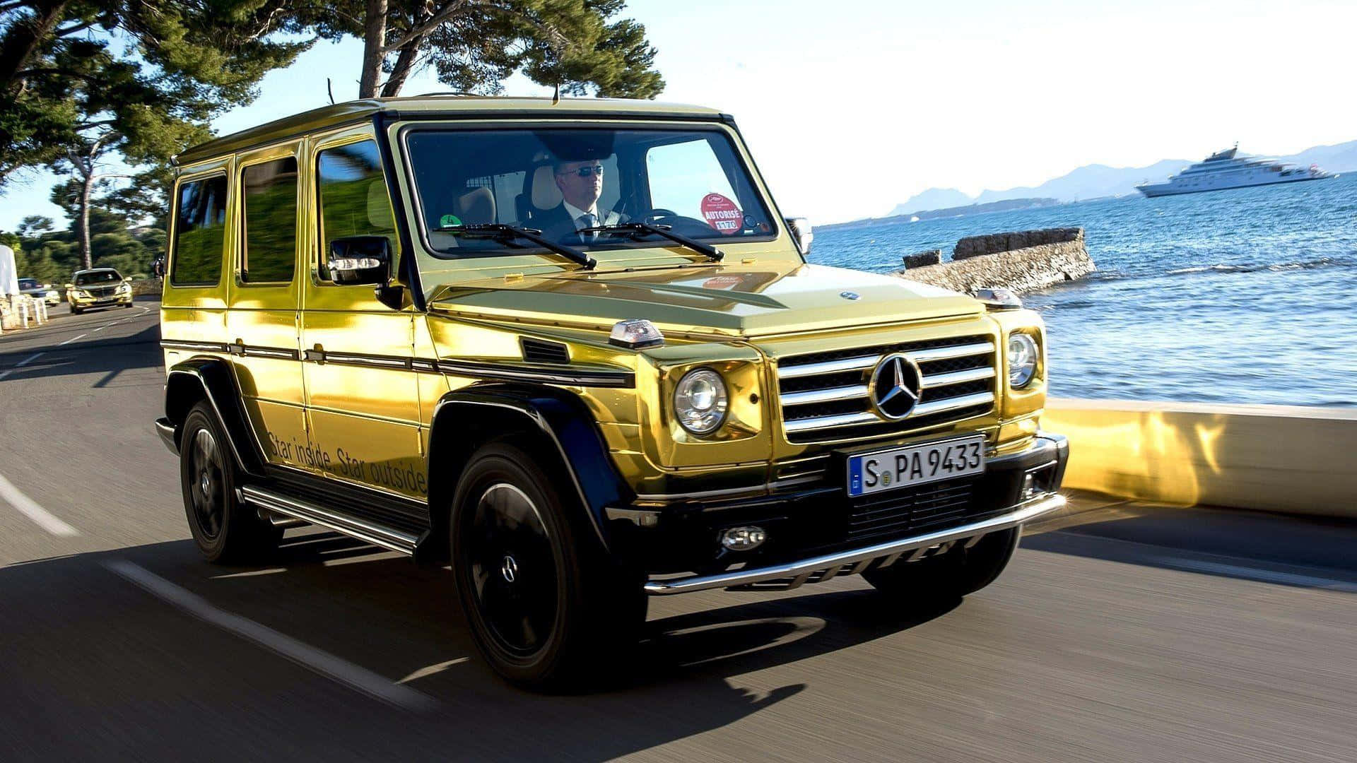 金色汽車吉普車與沙灘 壁紙
