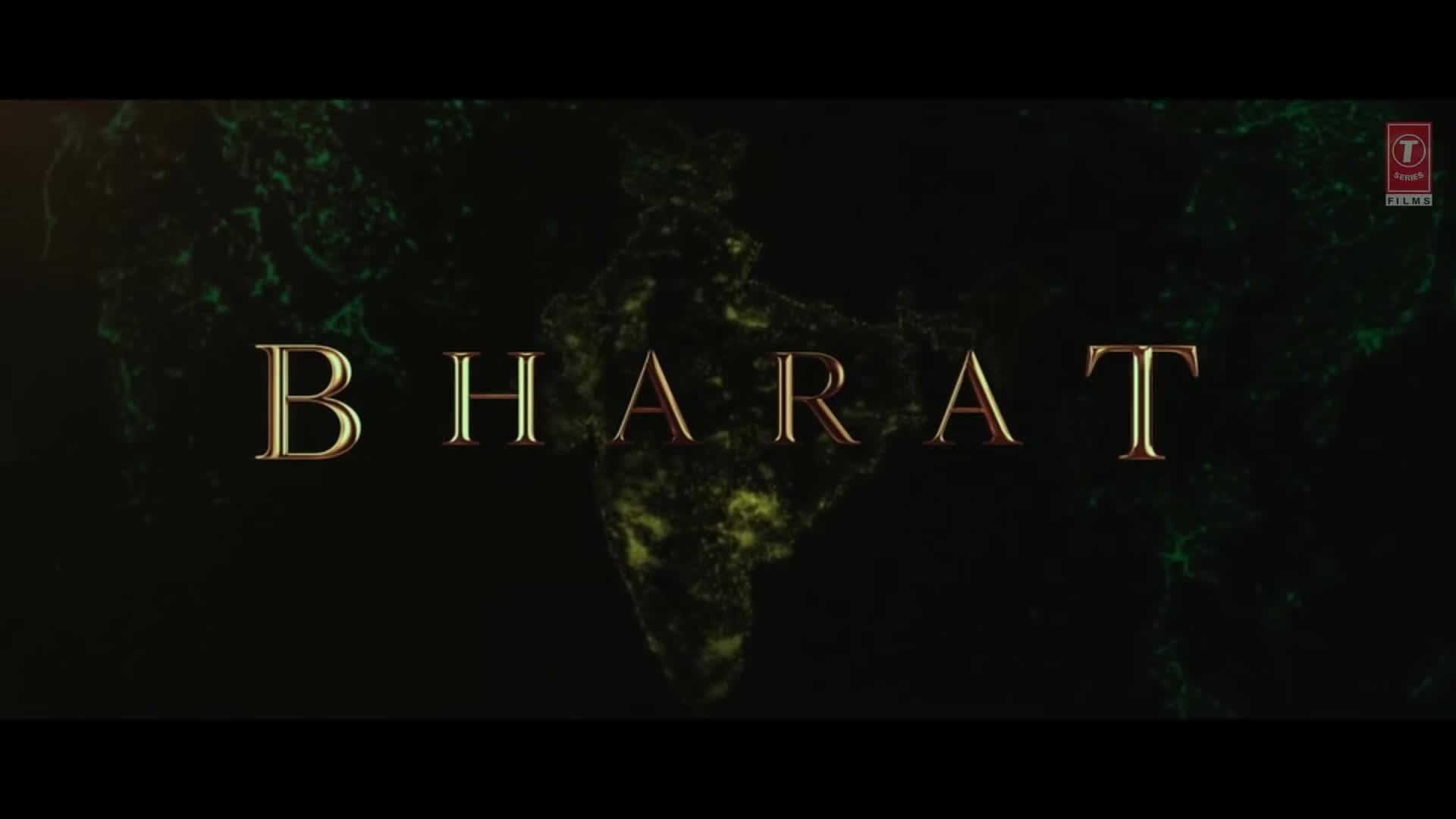 電影 桌布 壁紙 — 金色浮雕文字 'BHARAT' 在深色紋理背景上發光，顯現出印度的輪廓。