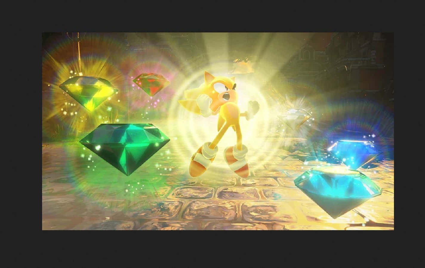 Chaos Emeralds 桌布 壁紙 — 金色狐狸角色散發出明亮光芒，被漂浮的彩色寶石環繞在發光的遊戲場景中。