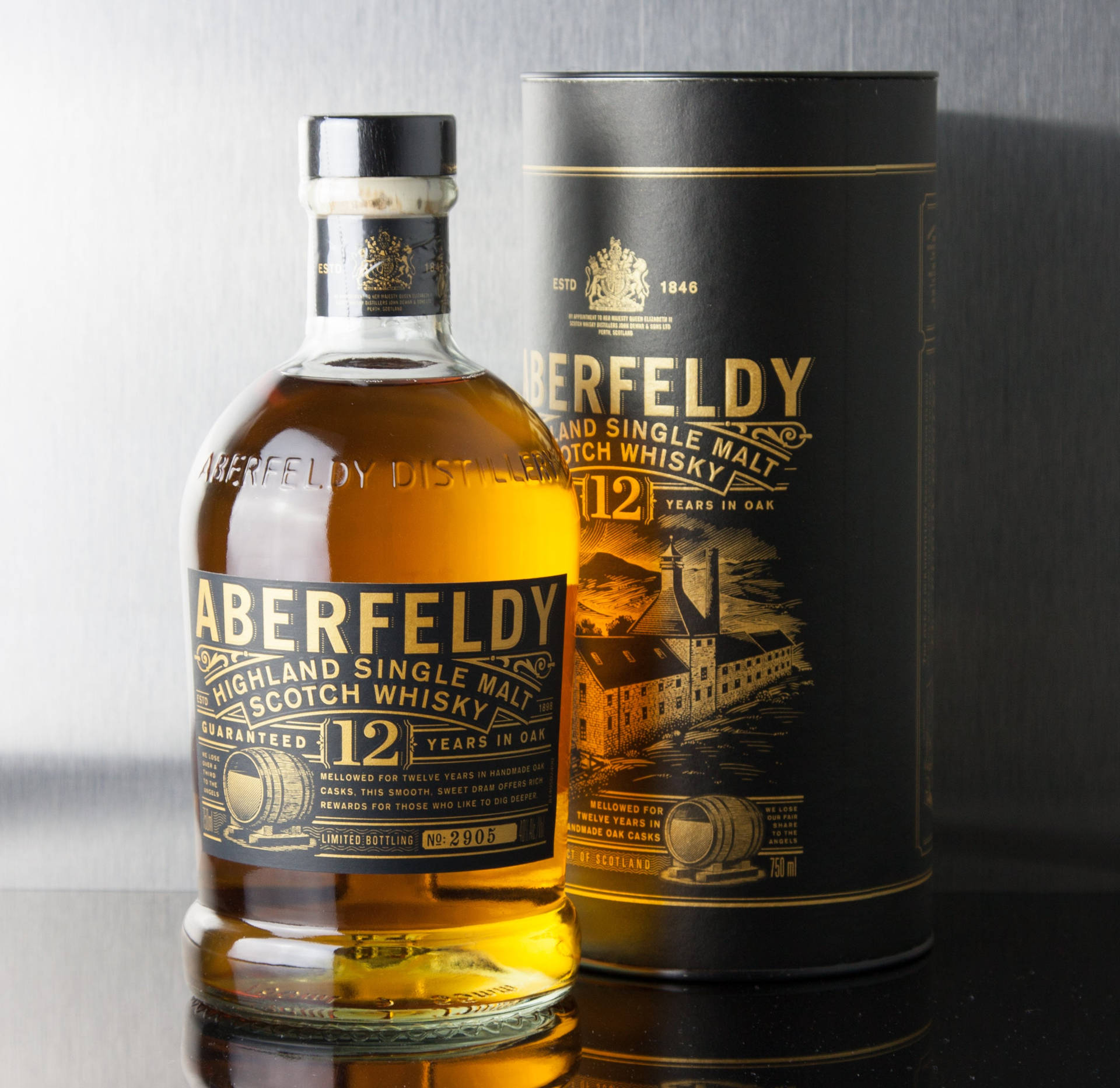 反射表面上的 Aberfeldy 12年威士忌酒瓶和盒子。