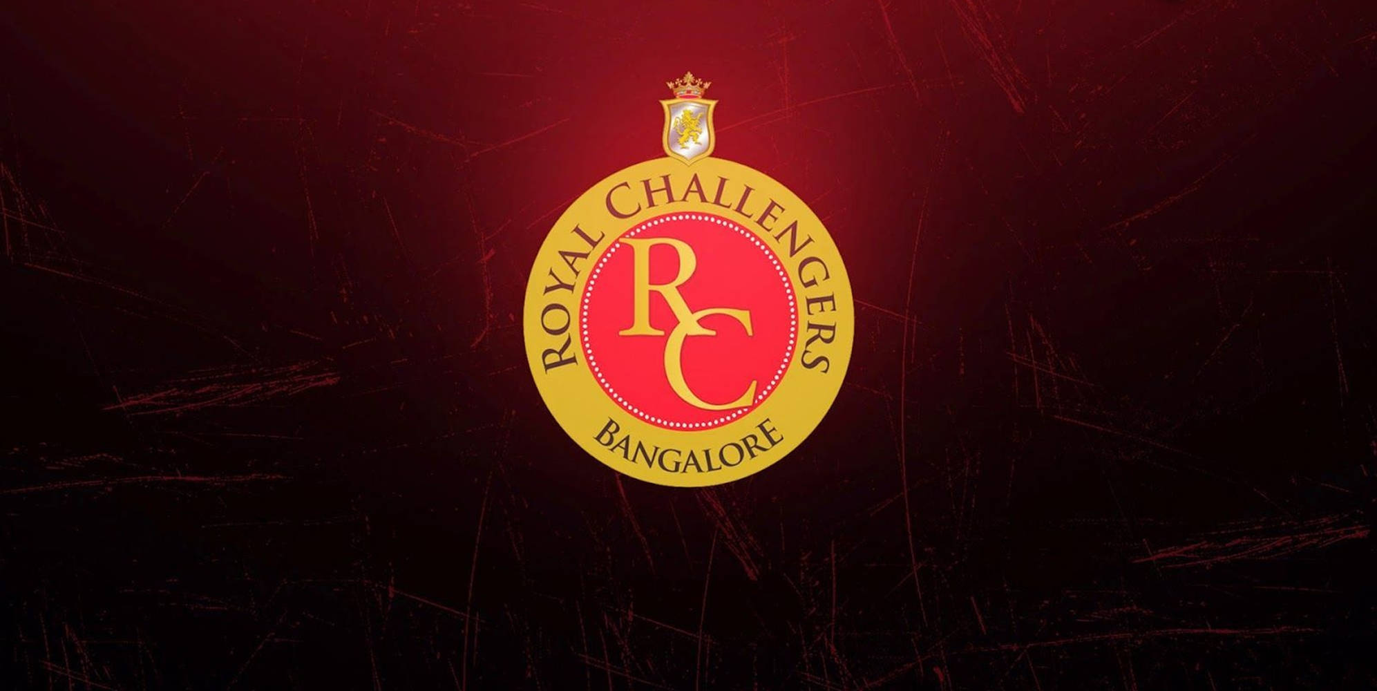 Logo 桌布 壁紙 — 金色的Royal Challengers Bangalore標誌在帶有刮痕的深紅色紋理背景上發光。