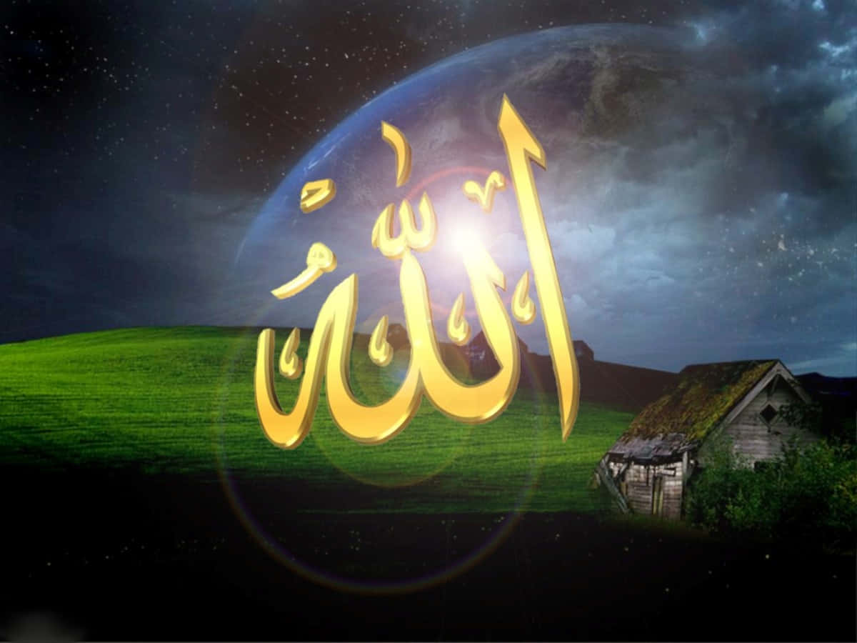 Allah 桌布 壁紙 — 金色的阿拉伯書法「阿拉」在一片星空下的綠色田野和質樸小屋上閃耀。