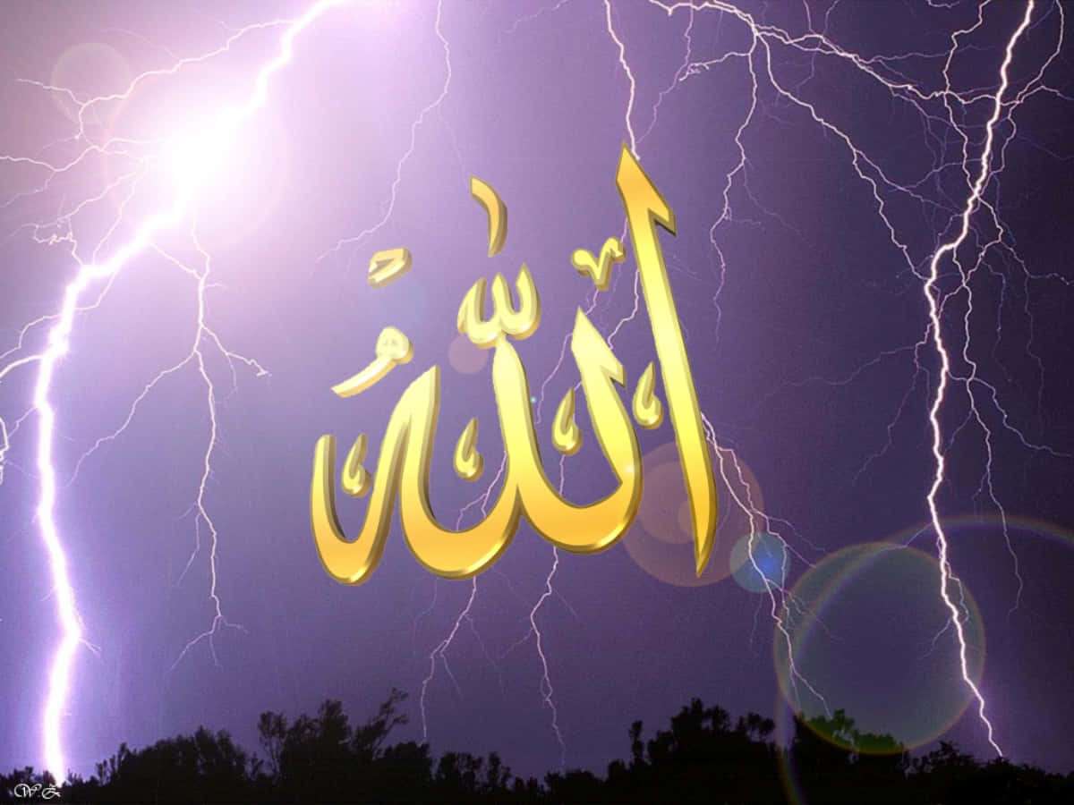 Allah 桌布 壁紙 — 金色的阿拉伯書法「阿拉」在戲劇性的紫色天空中閃耀，被鮮明的白色閃電劈開。