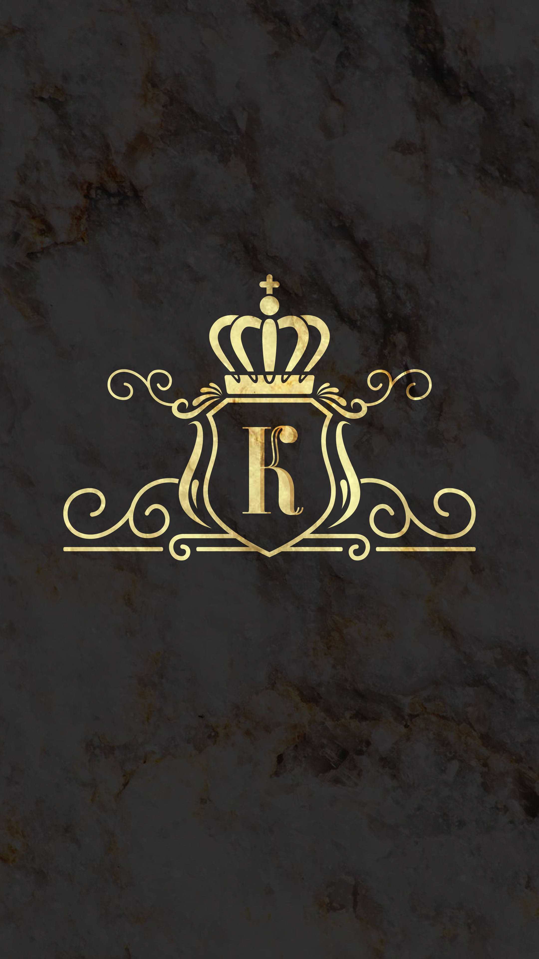 king 桌布 壁紙 — 金色皇家紋章，帶有皇冠和字母K，位於深色大理石背景上。