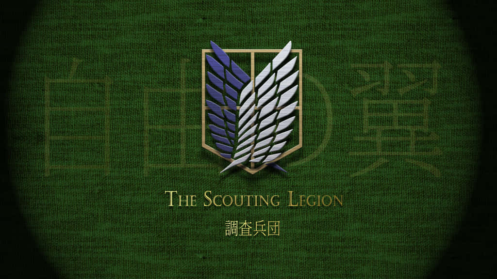 Aot Wings Of Freedom 桌布 壁紙 — 金色盾牌徽章，帶有藍色和銀色翅膀，居中在帶有褪色日文字元的紋理綠色布料背景上。