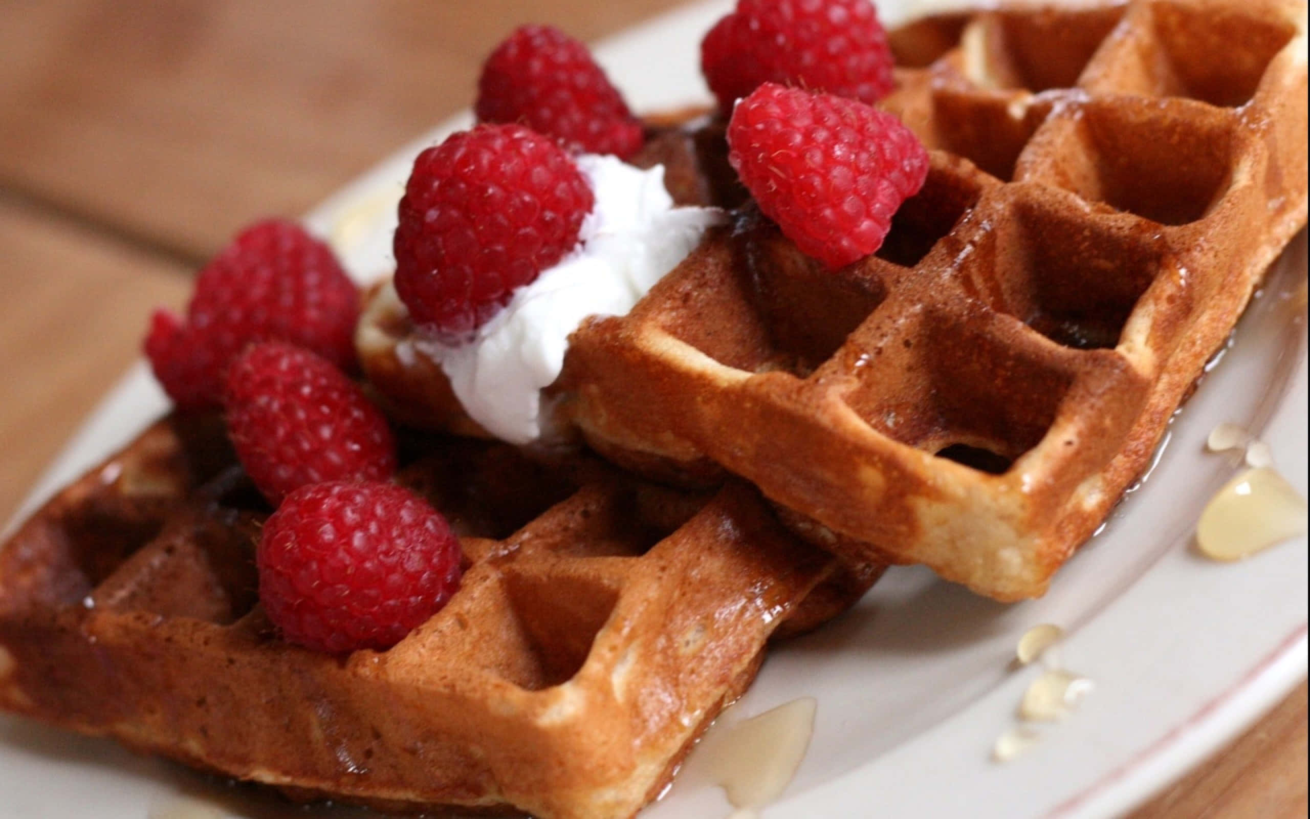 Waffle 桌布 壁紙 — 金色窩夫配上新鮮紅桑子、忌廉和蜂蜜，放在白色碟上。