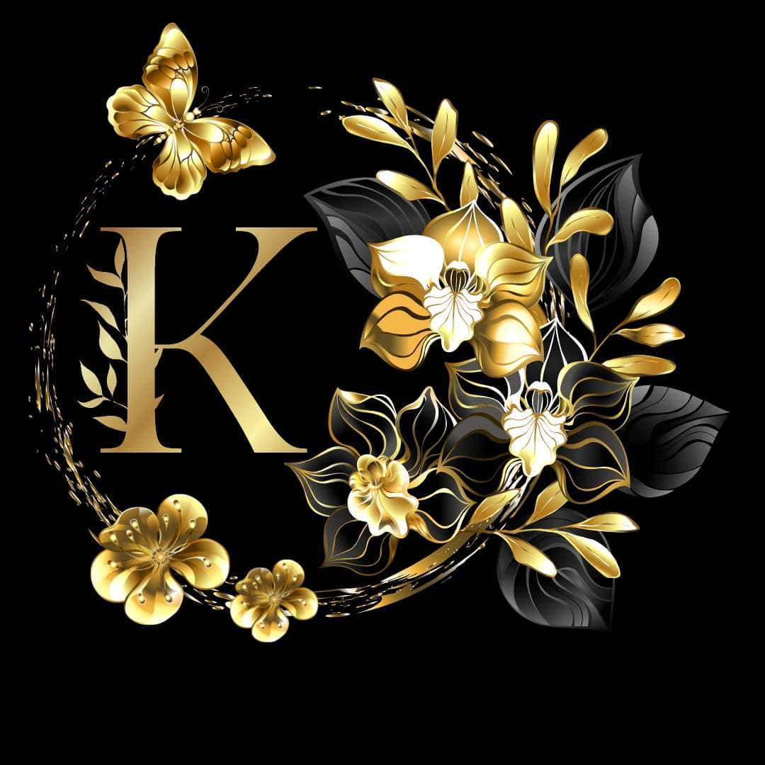 金色與黑色花卉圖案，帶有字母K 壁紙