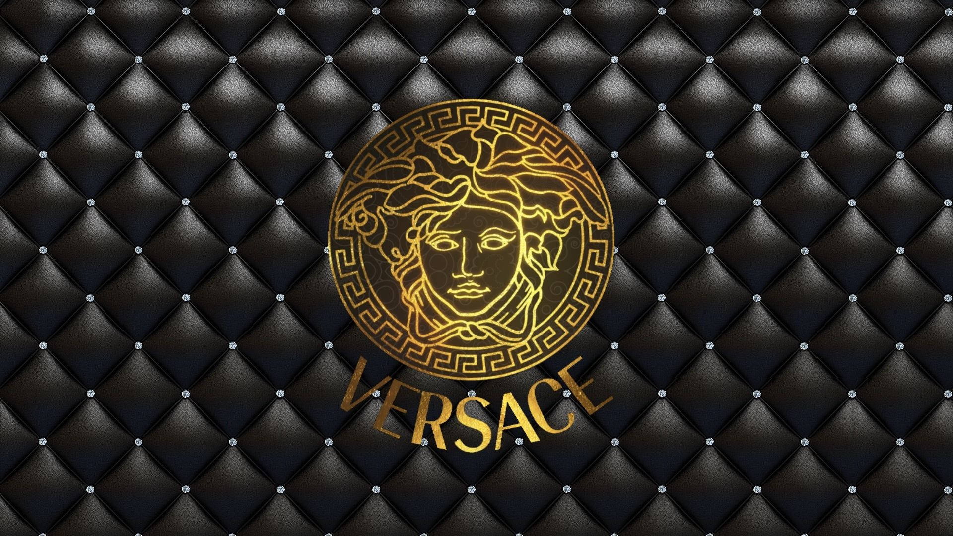 帶有銀色鉚釘的黑色絎縫皮革上的金色 Versace 標誌。