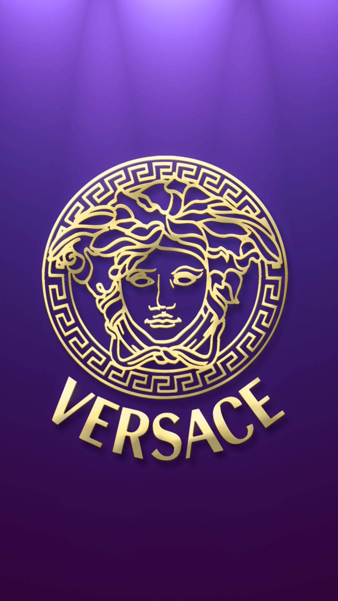 Versace 標誌，帶有美杜莎頭，置於紫色漸變背景上。