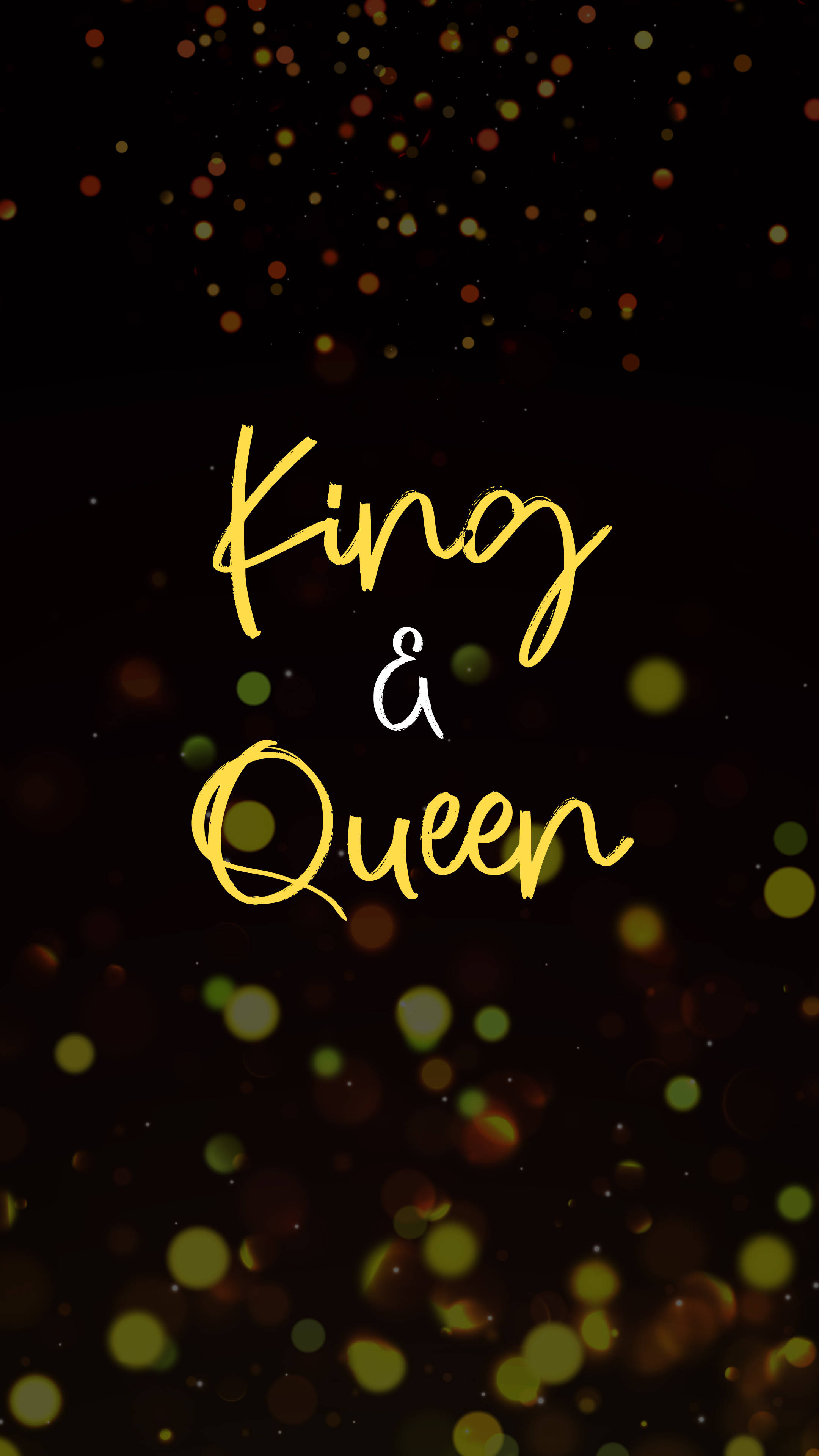 king 桌布 壁紙 — 金色草書文字「King & Queen」在散佈著溫暖散景燈光的黑暗背景上閃耀。
