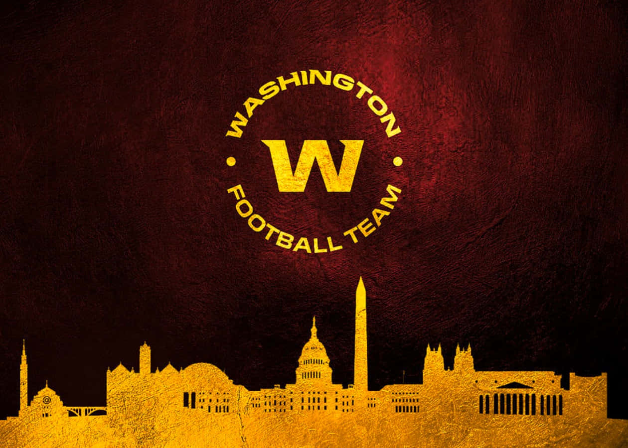 Washington Football 桌布 壁紙 — 金色華盛頓美式足球隊標誌在紋理豐富的栗色天際線上方發光，天際線由華盛頓特區標誌性建築組成。