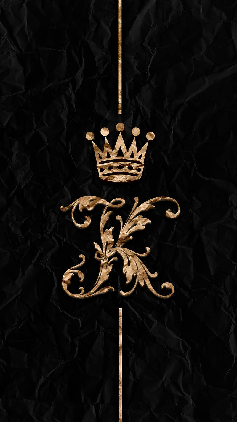 Letter K 桌布 壁紙 — 金色華麗皇冠和字母K，背景為帶有垂直金色線條的皺巴巴黑色紙張。