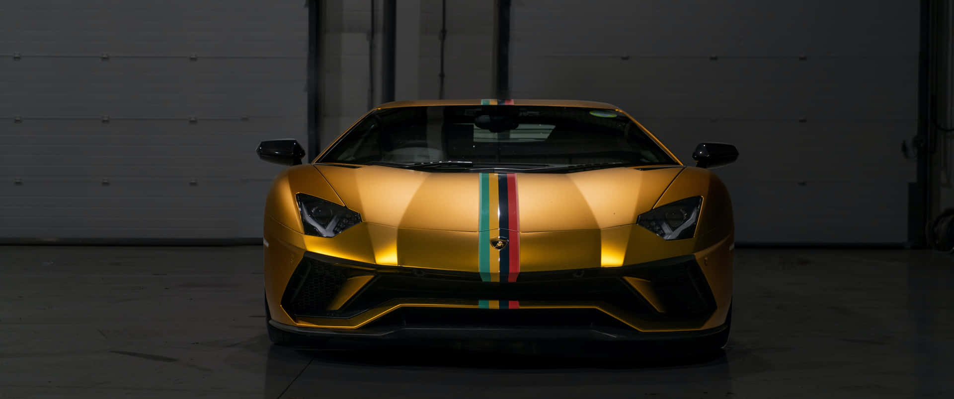 金色林寶堅尼Aventador在黑暗車庫中帶有三色條紋。