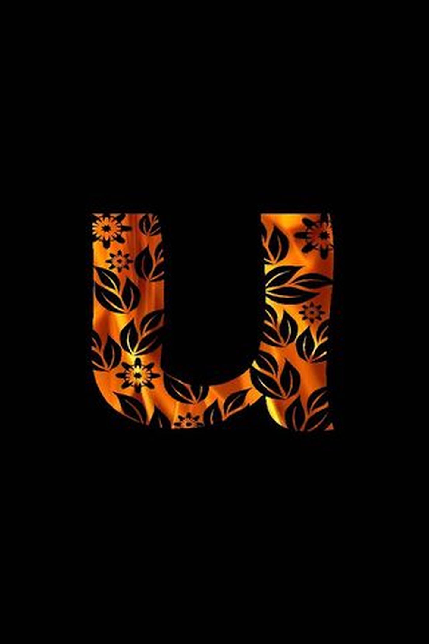 金色裝飾皮膚字母U 壁紙 — 一個發光的橙色字母U，飾有黑色花卉圖案，在純黑色背景上脫穎而出。