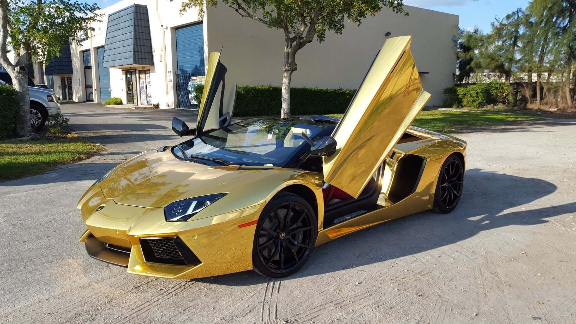 金色林寶堅尼Aventador車門打開，在陽光明媚的日子停泊在戶外。