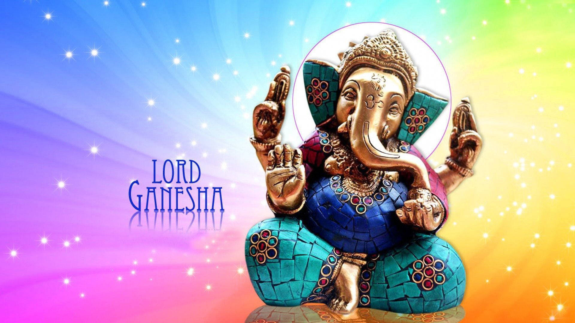 Hindu God 桌布 壁紙 — 金色象神雕像穿著藍色馬賽克褲，寧靜地坐在閃爍星星的燦爛彩虹漸變天空前。