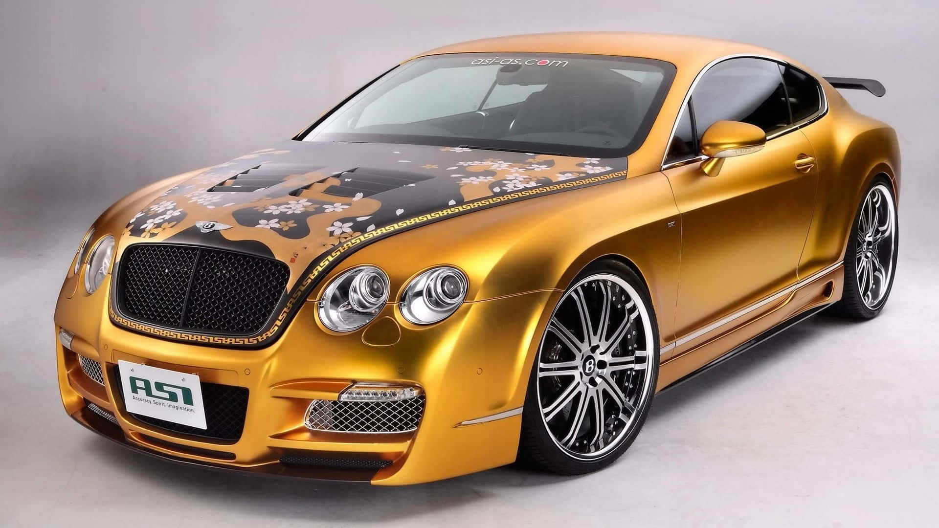 金色賓利 Continental GT，帶有花卉引擎蓋藝術和定制輪圈。