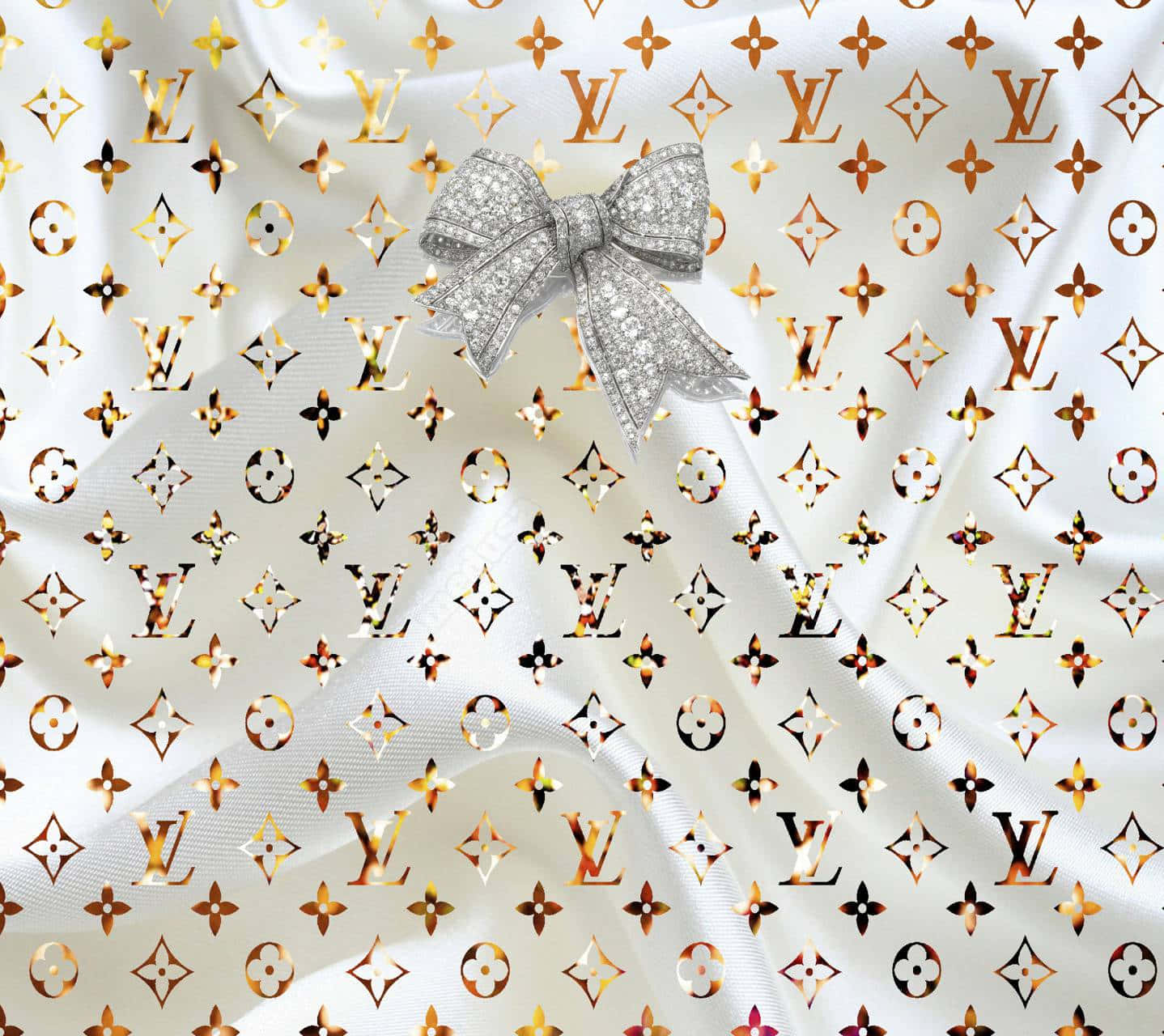 帶有金色 LV 字母組合和銀色蝴蝶結的白色布料