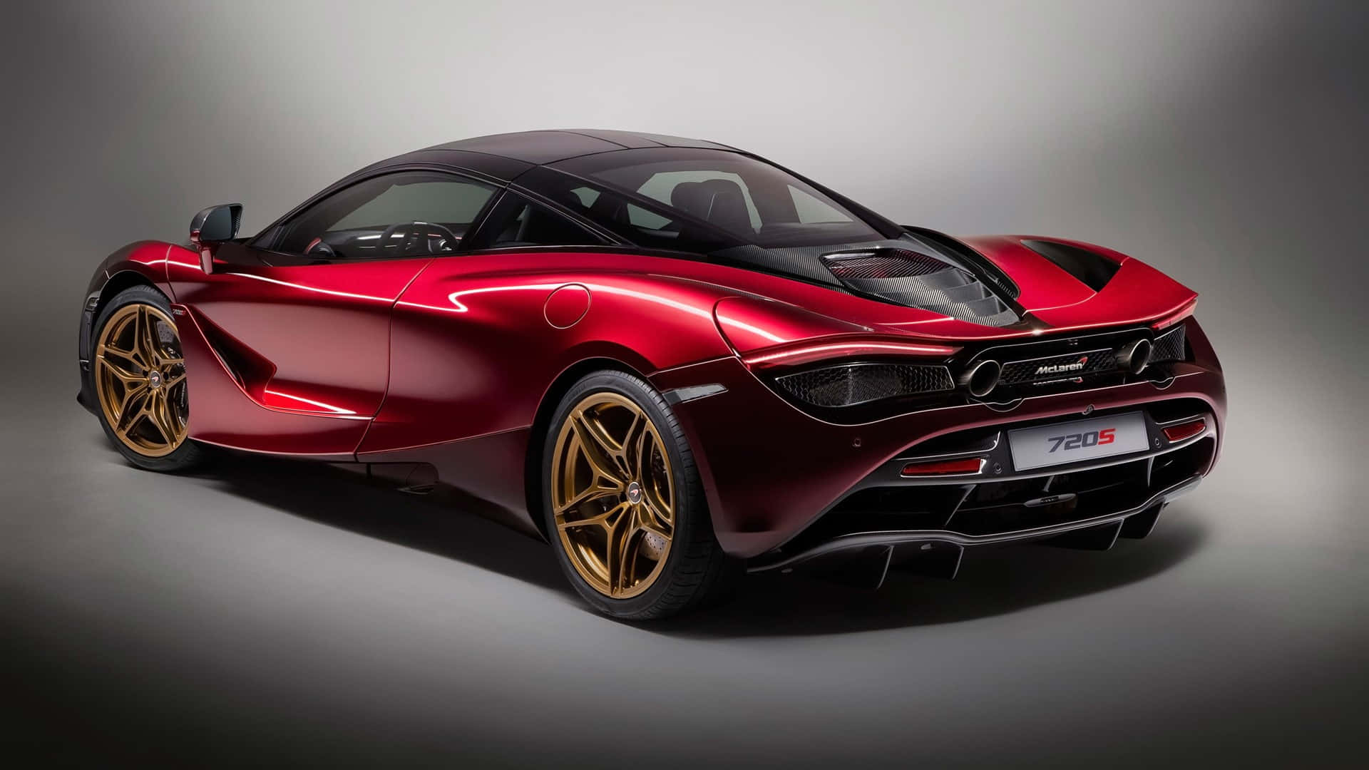 紅色McLaren 720S跑車配金色輪圈，工作室燈光。
