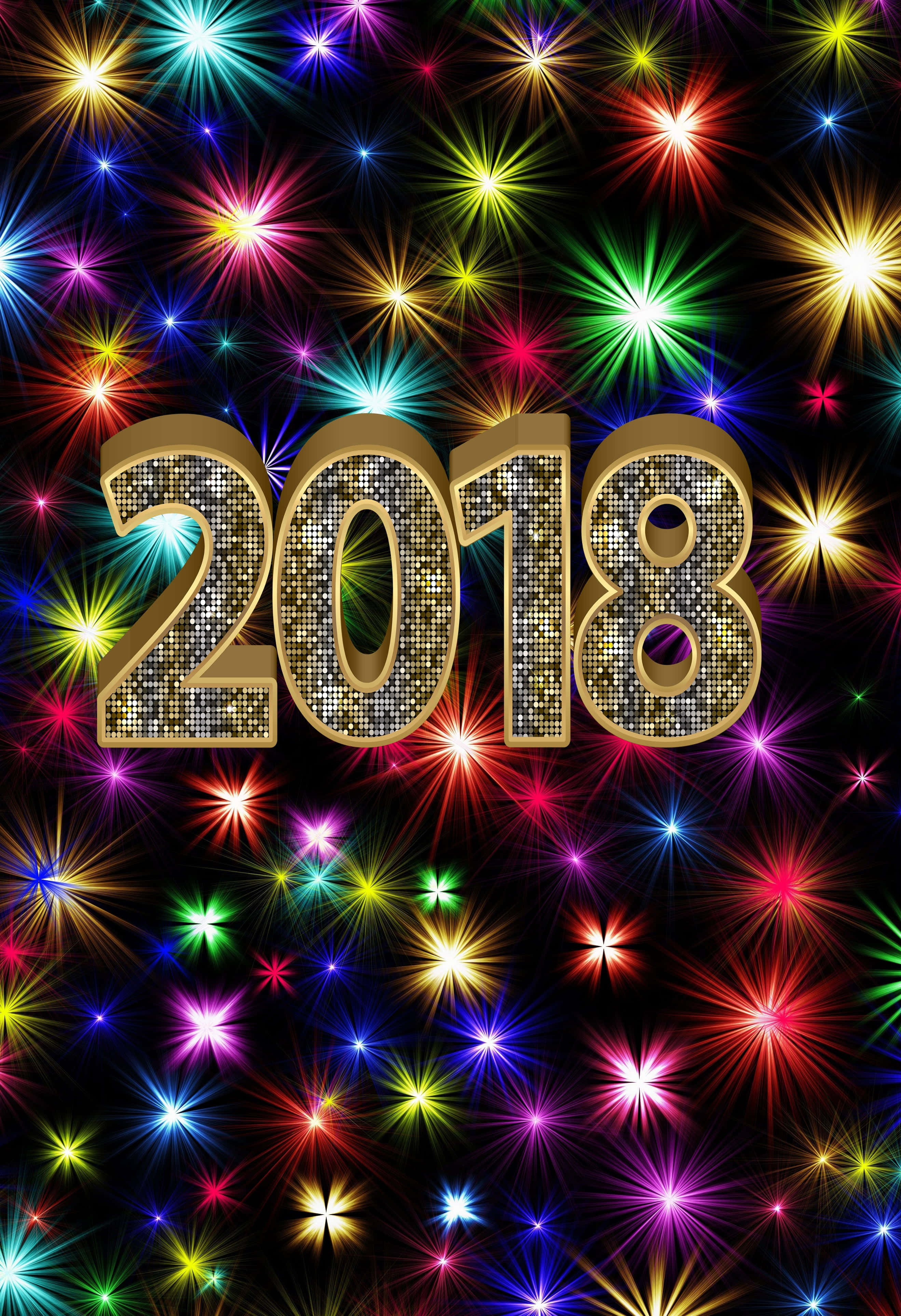 2018 桌布 壁紙 — 金色閃亮的2018數字在充滿彩色星爆燈光的黑色背景上閃耀。