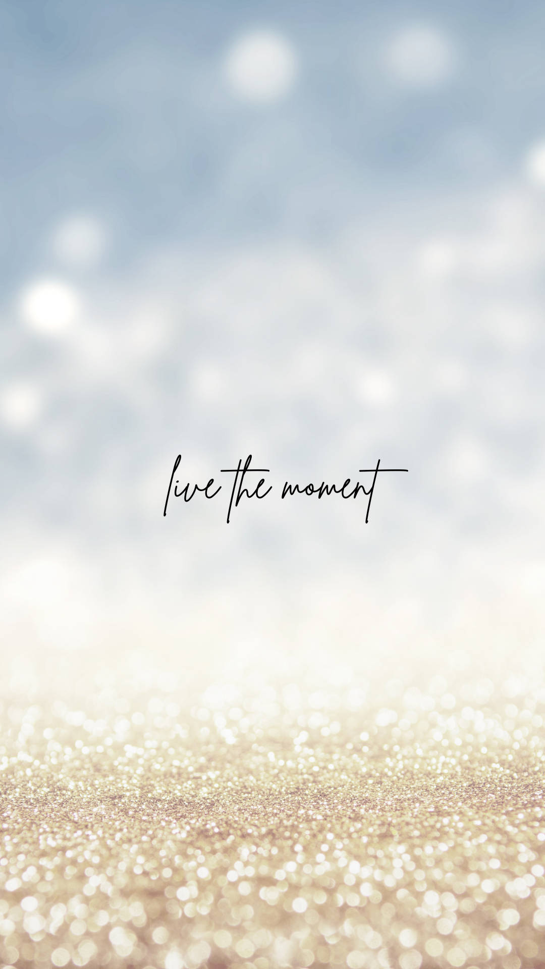 Positive Quotes 桌布 壁紙 — 金色閃粉在柔和陽光下閃爍，並以優雅的黑色草書寫著 live the moment 這句話。