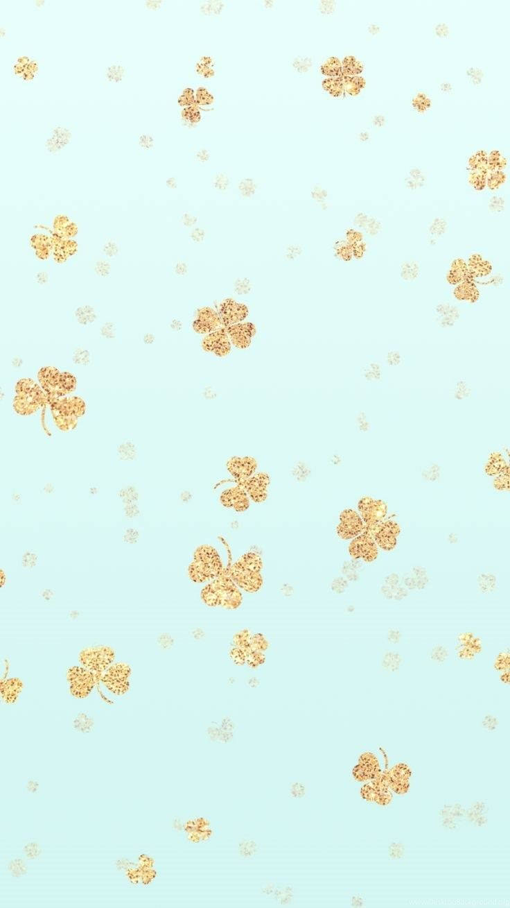 淺藍色 桌布 壁紙 — 金色閃閃發光嘅四葉草喺柔和薄荷綠色背景上輕輕漂浮，形成精緻重複圖案。
