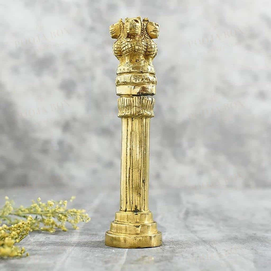 金色柱子有三個獅子頭在大理石上與黃色花朵