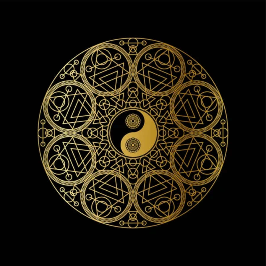 Symbolism 桌布 壁紙 — 金色陰陽符號，周圍環繞著複雜的幾何圖案，背景為黑色。