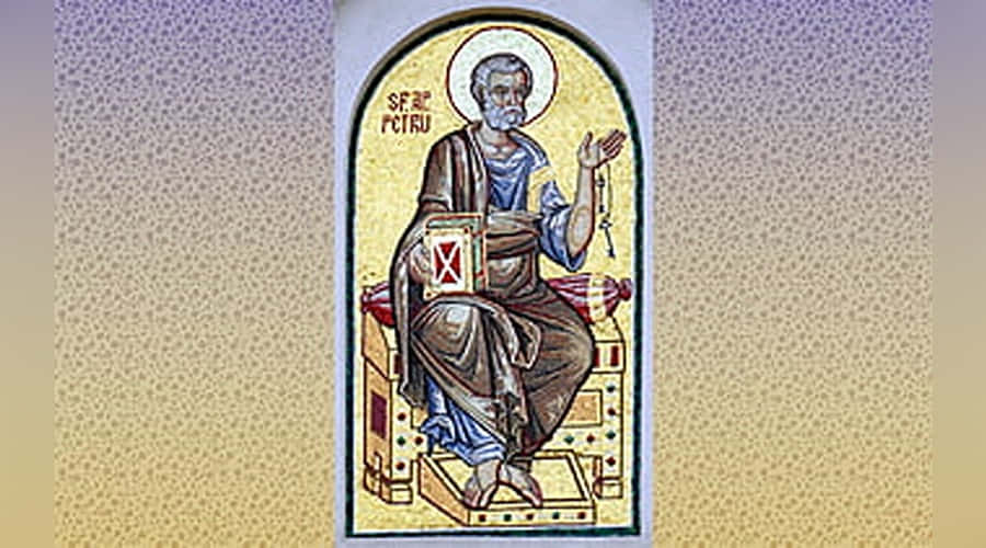 Apostle 桌布 壁紙 — 金色馬賽克描繪聖伯多祿坐在寶座上，在光環下手持鑰匙和帶有X符號的書。