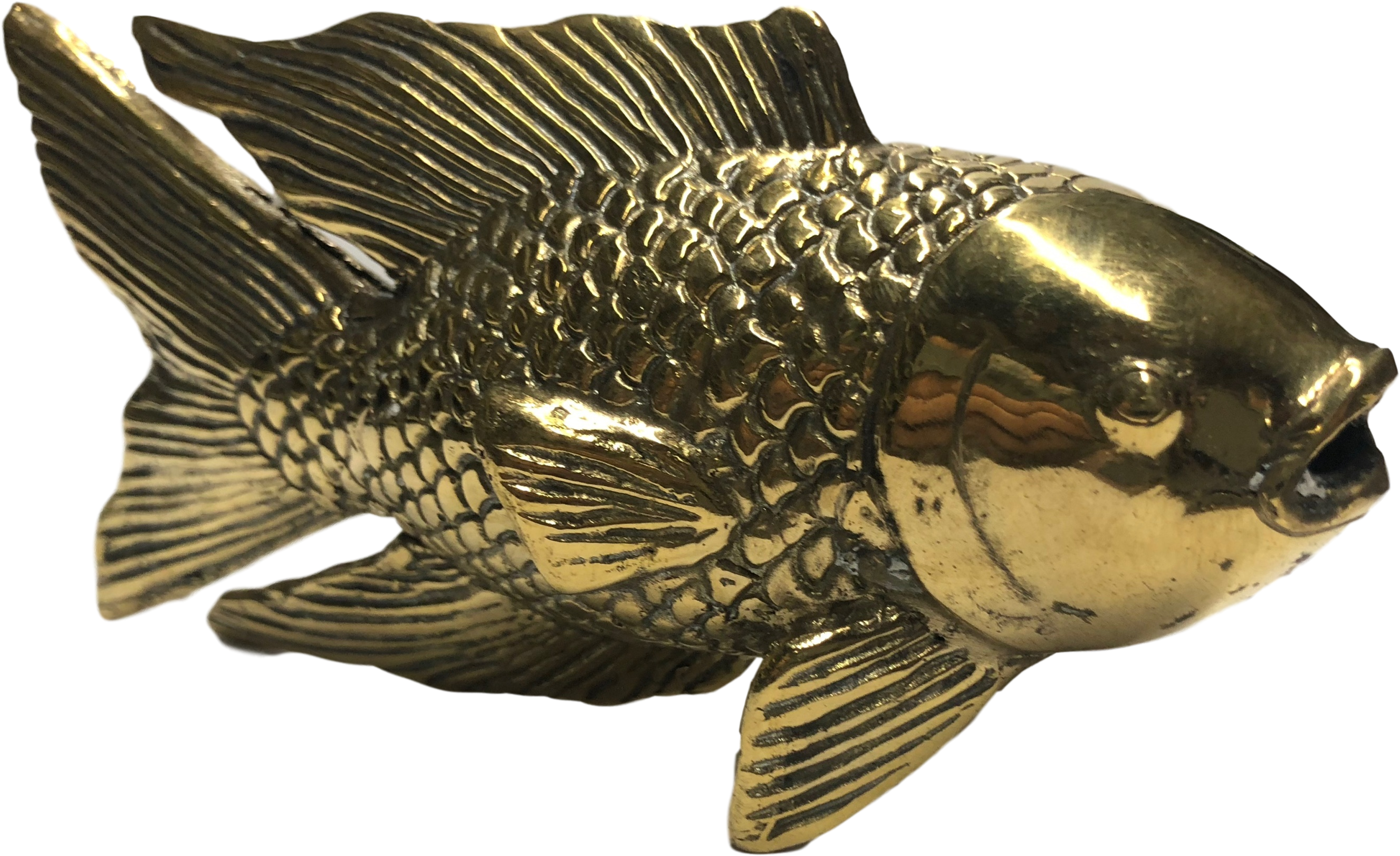 金色鯉魚雕塑 壁紙 — 一個高度詳細的黃銅魚雕塑，帶有紋理鱗片和魚鰭，在黑色背景上閃閃發光。