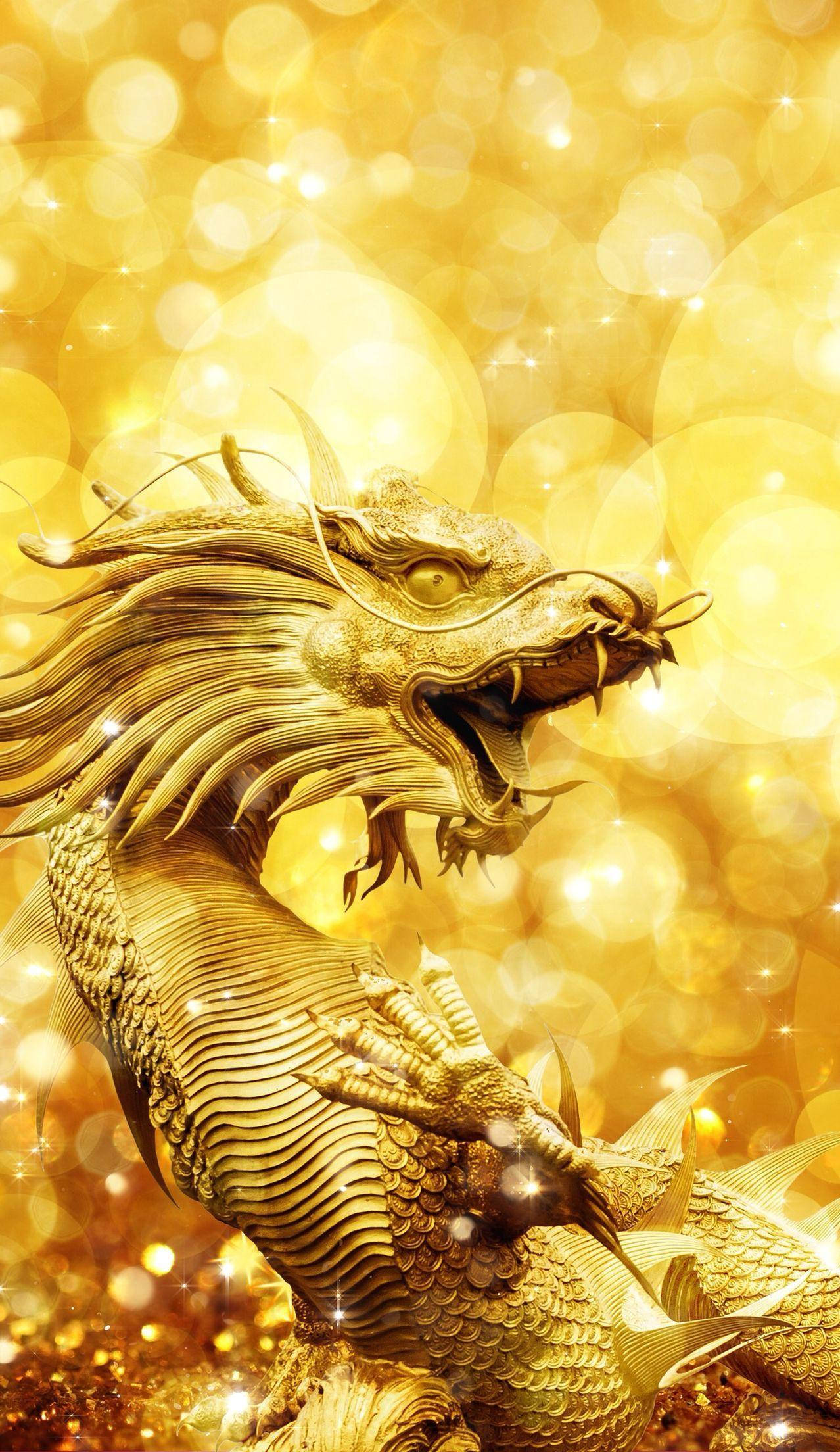 金色龍發光雕像 壁紙 — 一條雄偉的金龍，帶有精細的鱗片和發光的眼睛，從閃爍金色光芒的放射狀散景背景中浮現。