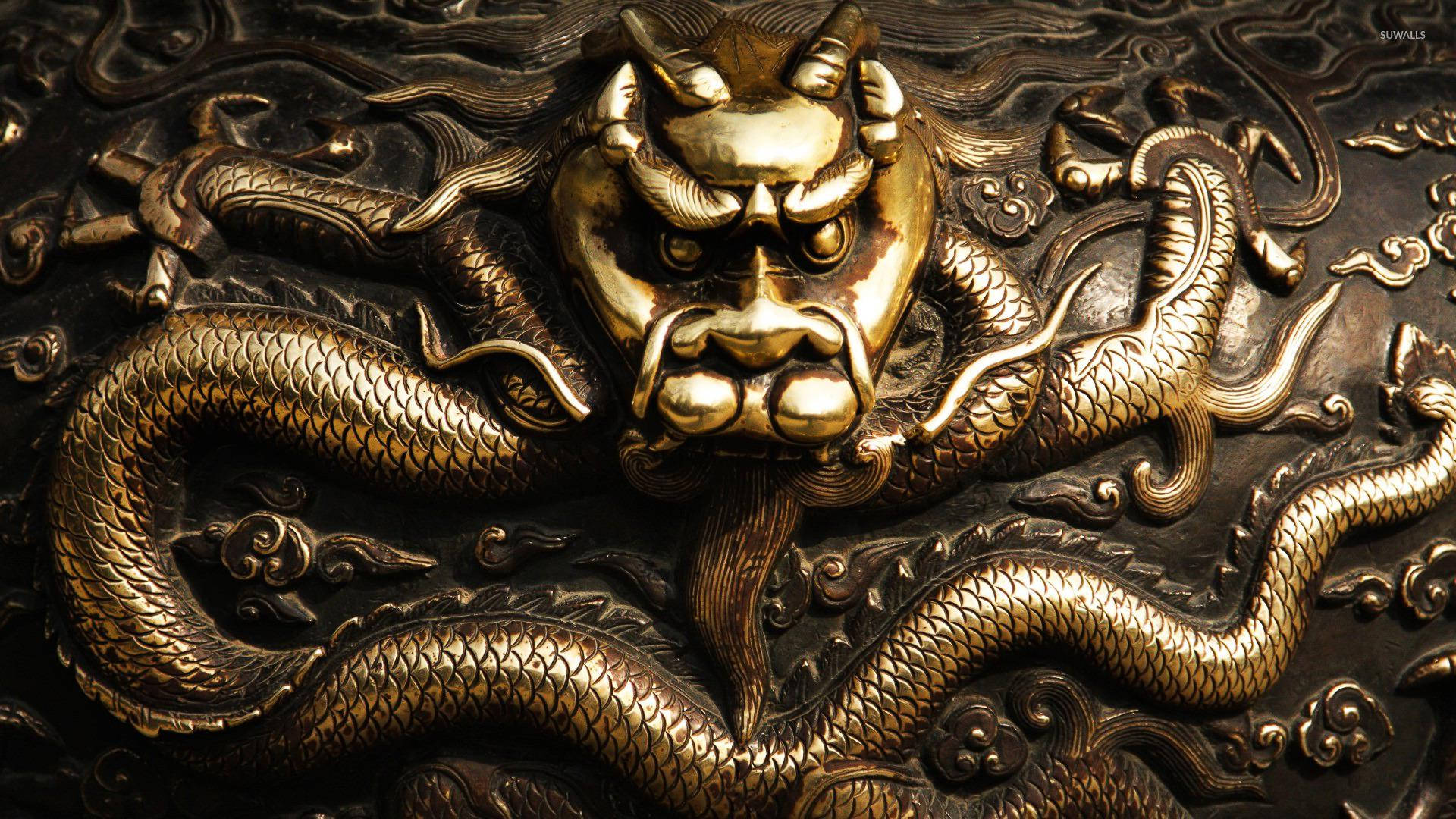 金色龍頭雕塑 壁紙 — 一條雄偉的金龍，帶有複雜的鱗片和兇猛的表情，從華麗的深色金屬工藝中浮現。