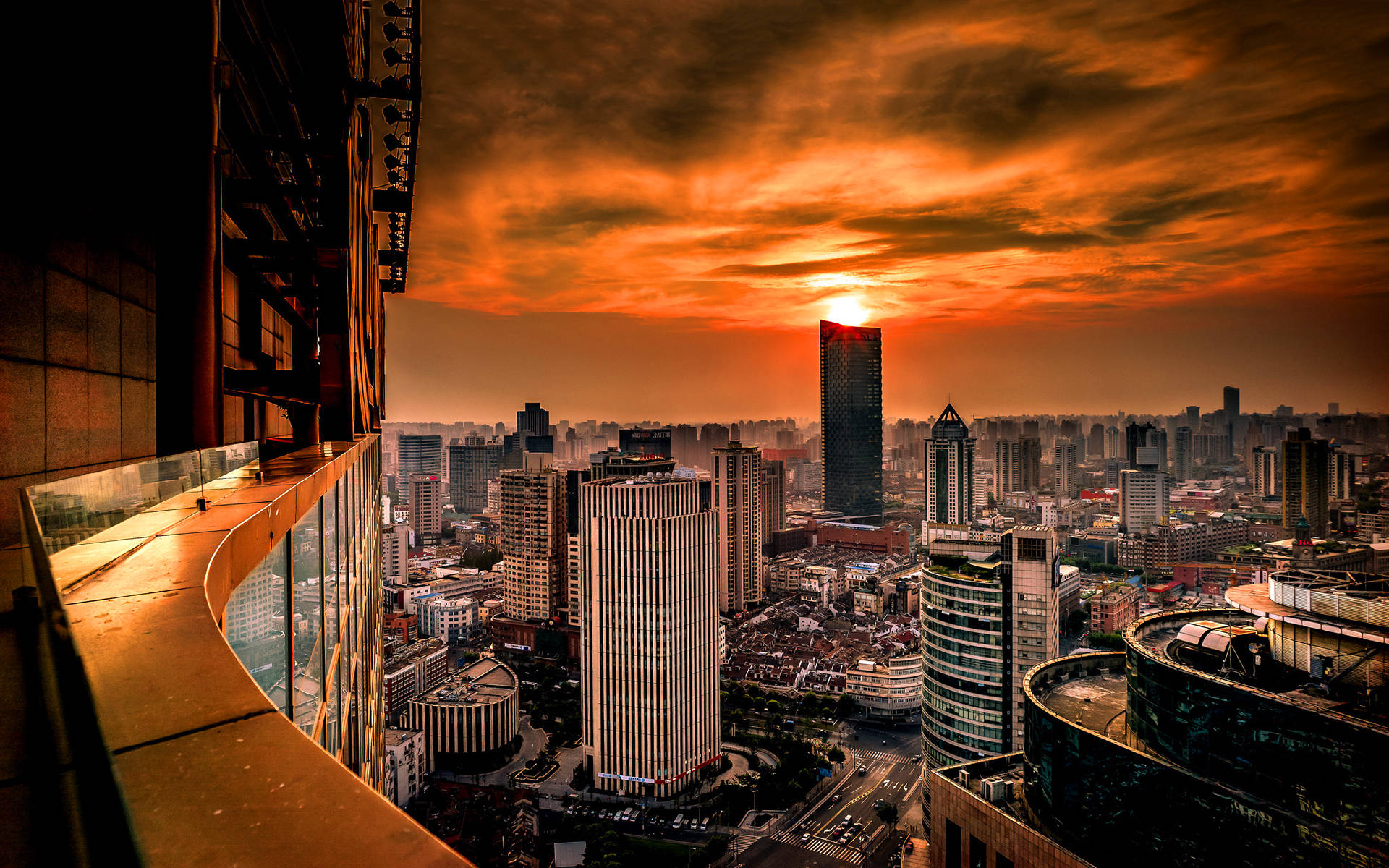 金茂大廈天際步道日落 壁紙 — 從高層住宅陽台望去，壯麗的夕陽以火紅橙和深紅色調沐浴著廣闊的城市天際線。