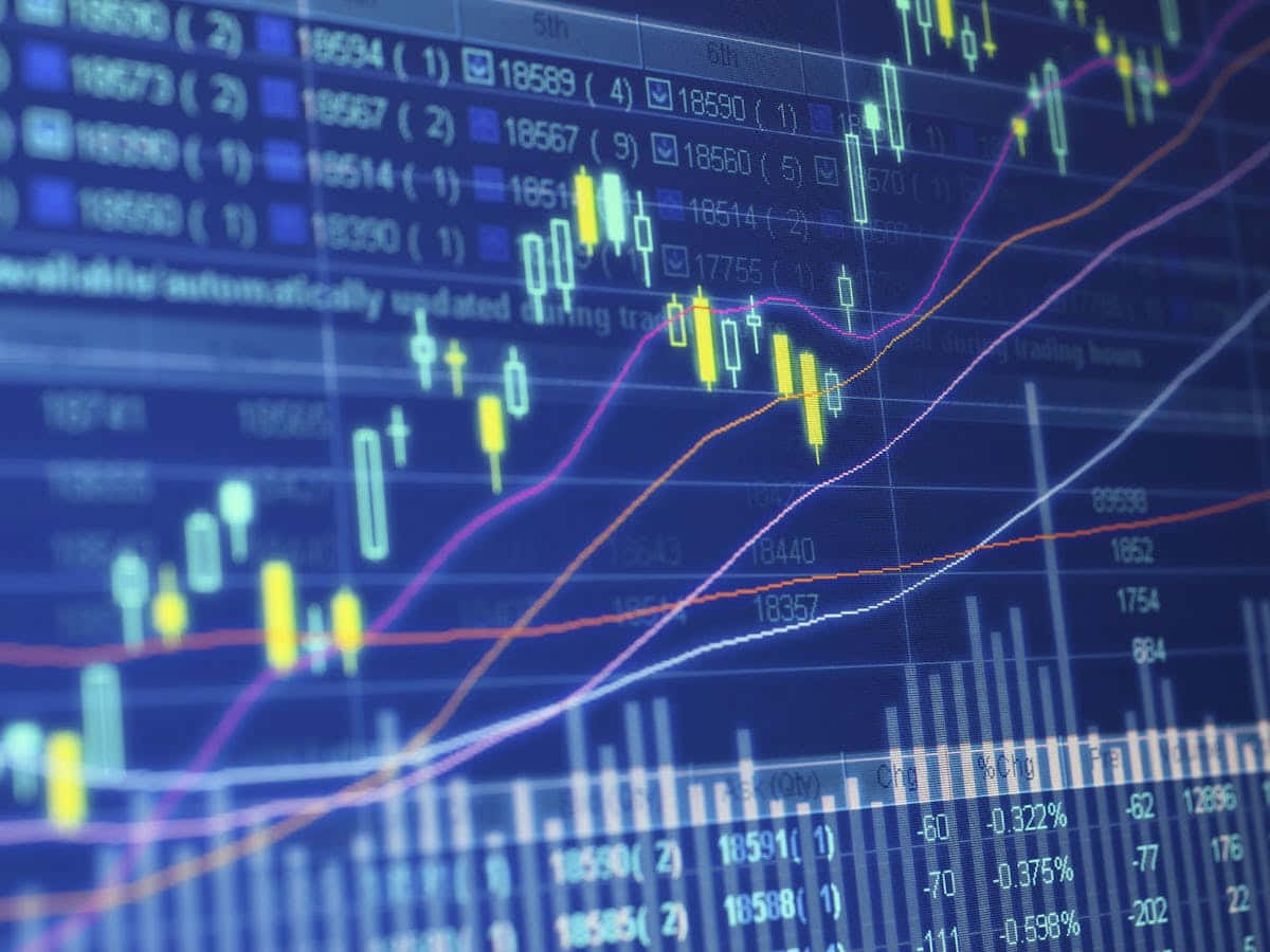 Forex 桌布 壁紙 — 金融交易屏幕的特寫，顯示發光的蠟燭圖和波動的股票數據，背景為深藍色。