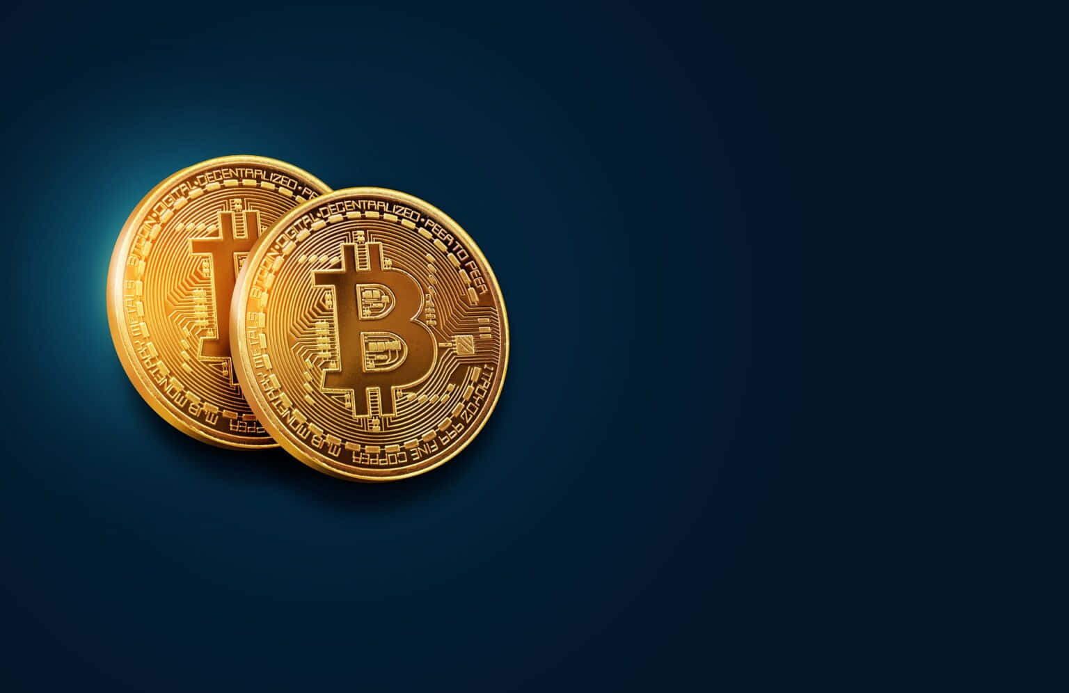 金融交易的未來——比特幣 壁紙 — 兩枚閃閃發光的金色比特幣硬幣放在深藍色漸變背景上，光線柔和。