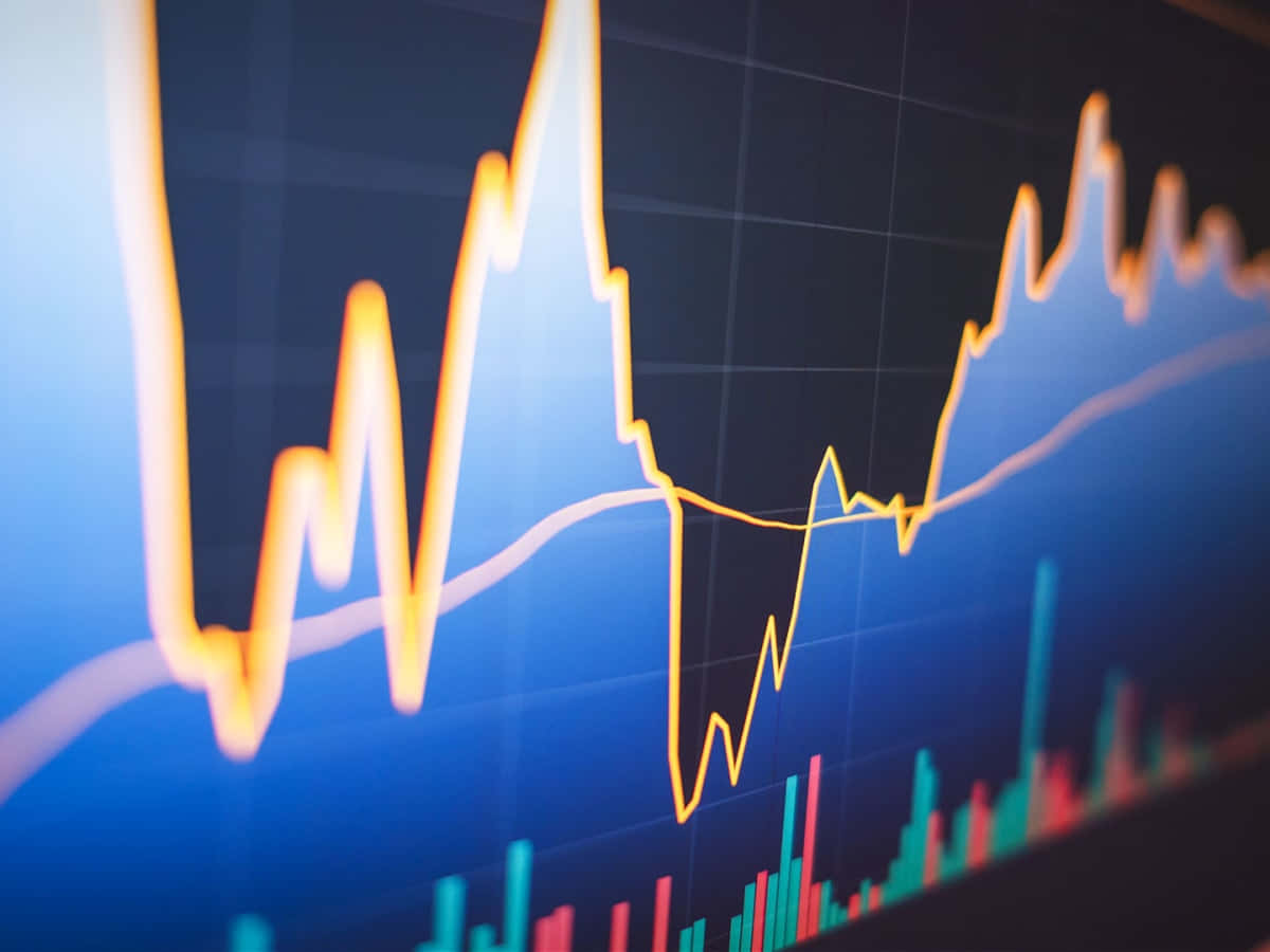 Stock Market 桌布 壁紙 — 金融圖表特寫，在深藍色網格背景上帶有發光的橙色線條和紅綠色條形。