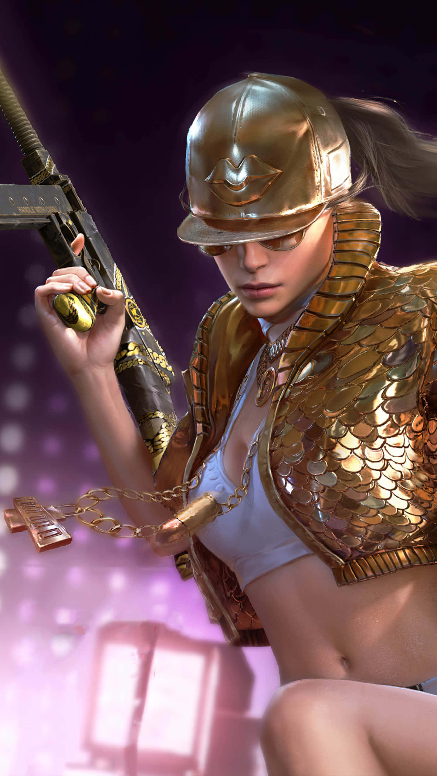 金裝PUBG女角色 壁紙 — 一位兇猛的女戰士身穿金色盔甲和頭盔，手持裝飾步槍，背景是發光的紫色。