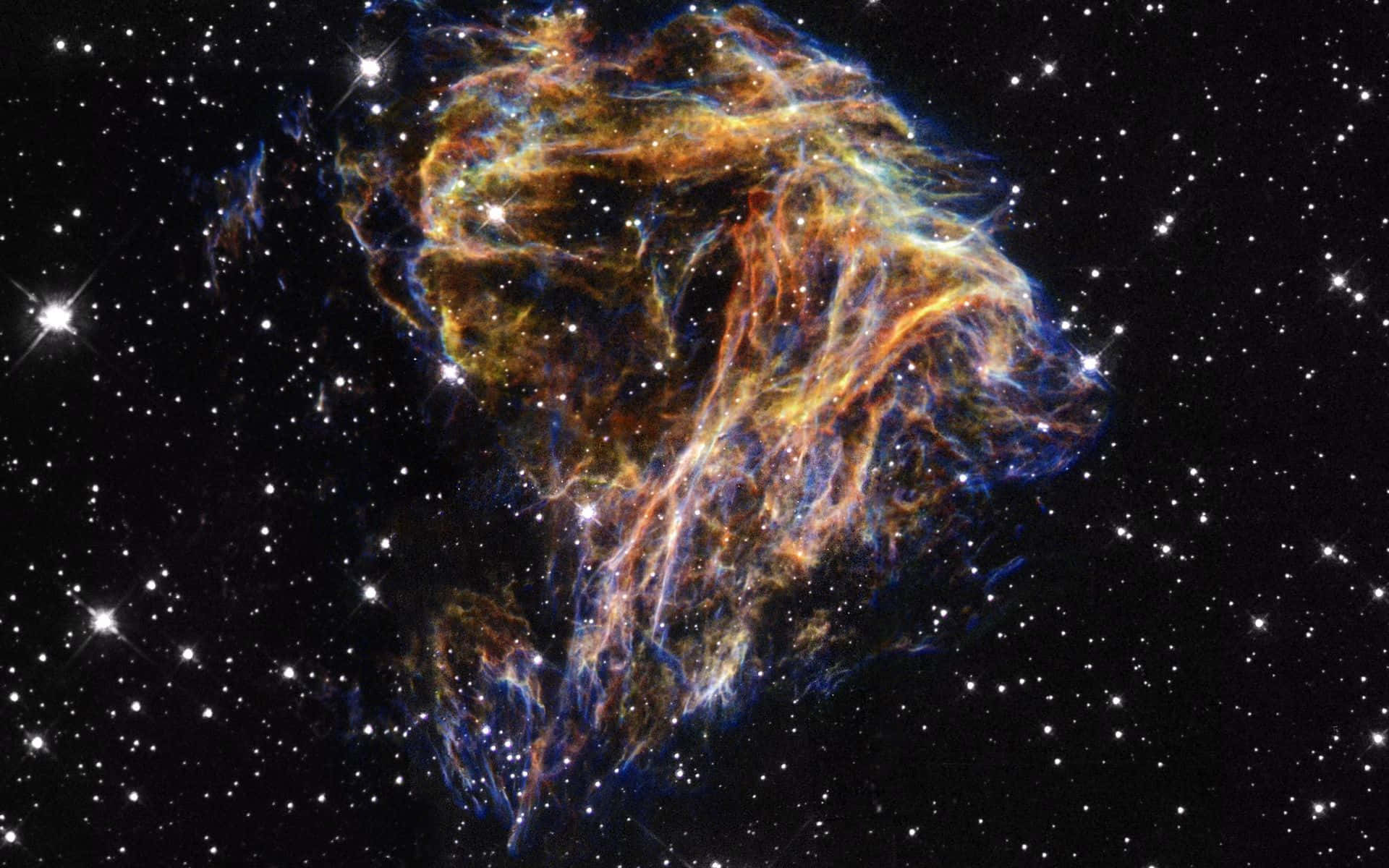 金輝星雲天際背景 壁紙 — 一個充滿活力的宇宙星雲，有旋轉的橙色、藍色和黃色氣體，被明亮的星星照亮，背景是黑色虛空。