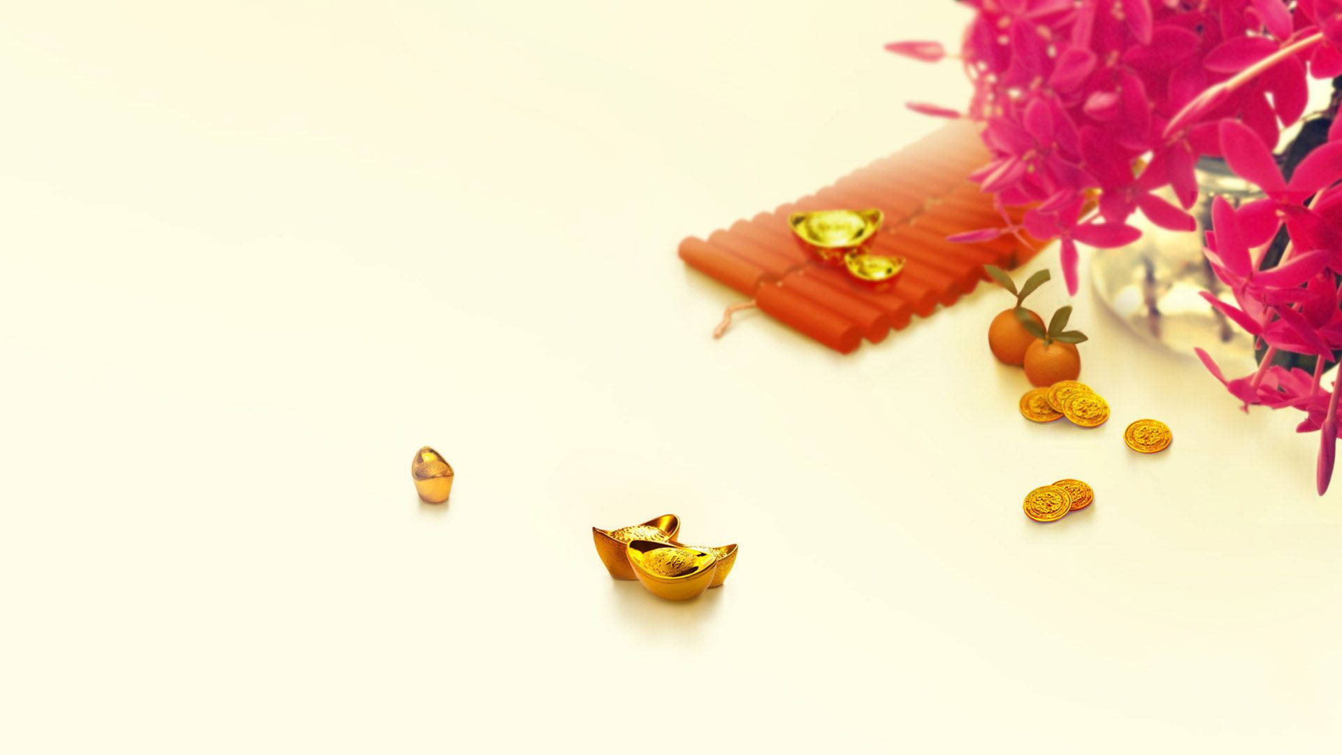 金銀圓餅春節 壁紙 — 金條和金幣散落在鮮豔的粉紅色花朵和紅色鞭炮旁邊，放在柔軟的白色表面上。