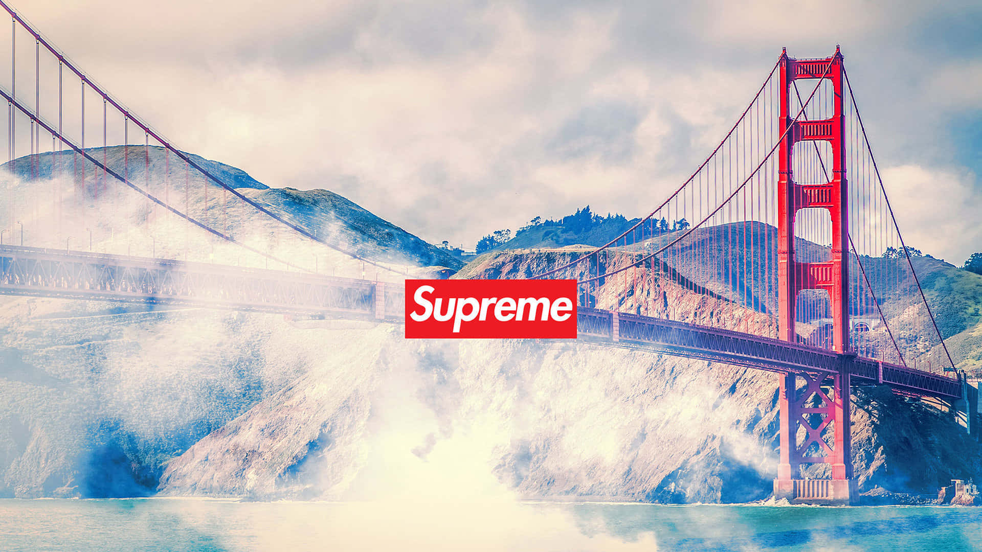「Be Supreme」 壁紙 — 金門大橋在霧氣瀰漫的山丘前傲然聳立，水面上疊加了一個紅色的Supreme標誌。