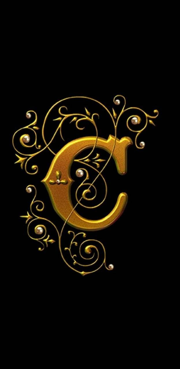 金飾字母C 壁紙 — 一個金色華麗字母C，飾有纏繞的藤蔓和珍珠，置於純黑背景上。