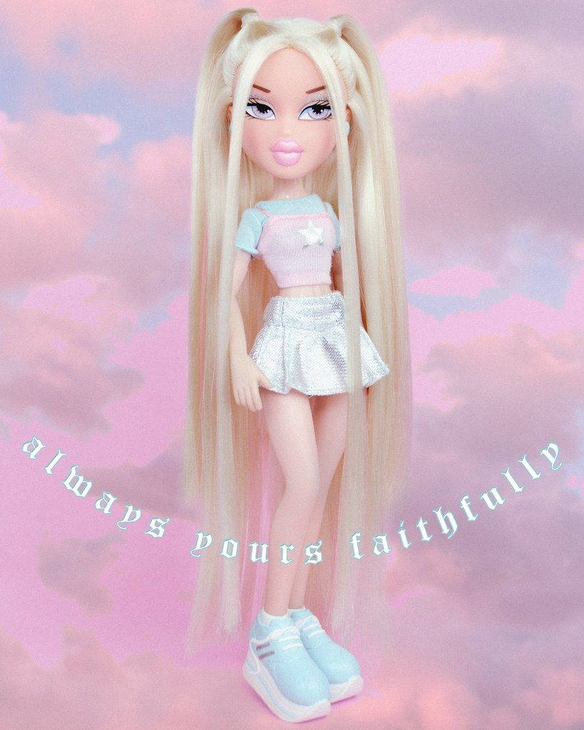 金髮Bratz娃娃 壁紙 — 一個擁有長長金色辮子的 Bratz 娃娃，站在夢幻粉紫雲彩天空下，穿著柔和色調的服裝。