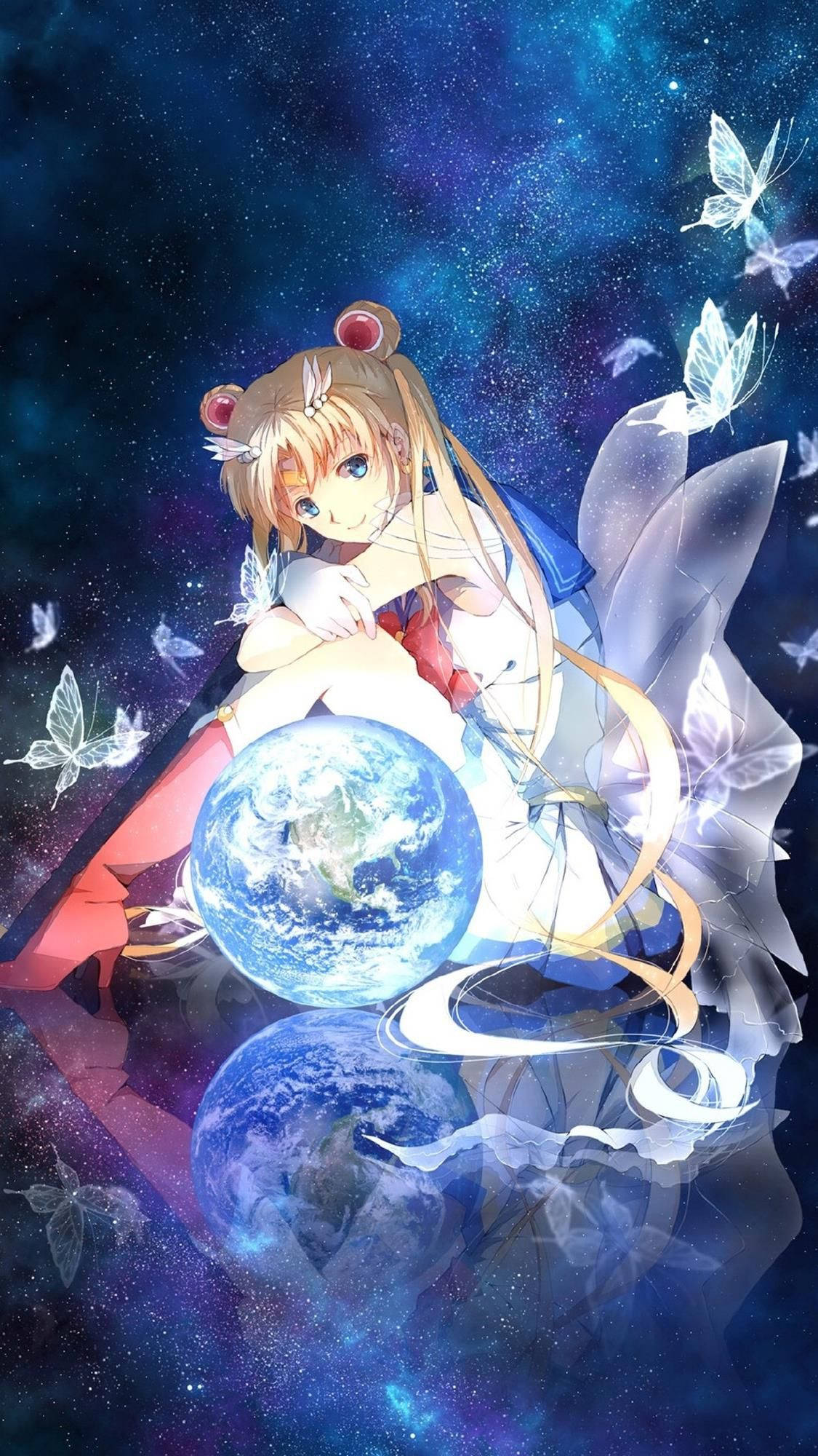 美少女戰士 桌布 壁紙 — 金髮動漫女孩坐在發光的藍色地球上，在繁星點點的宇宙天空中，被半透明的蝴蝶包圍。